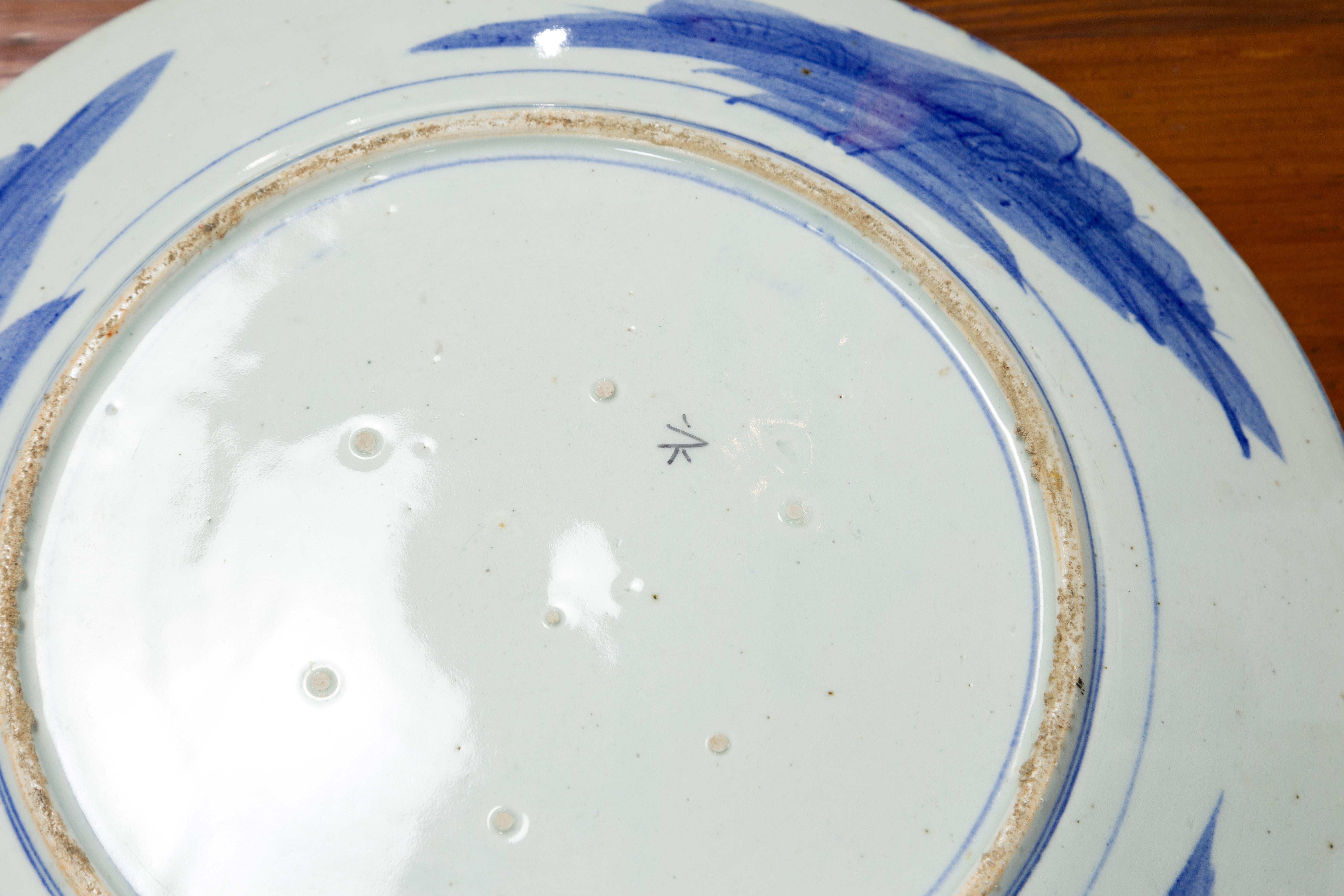 19th Century Japanese Porcelain Plate with Hand-Painted Blue and White Décor For Sale 10