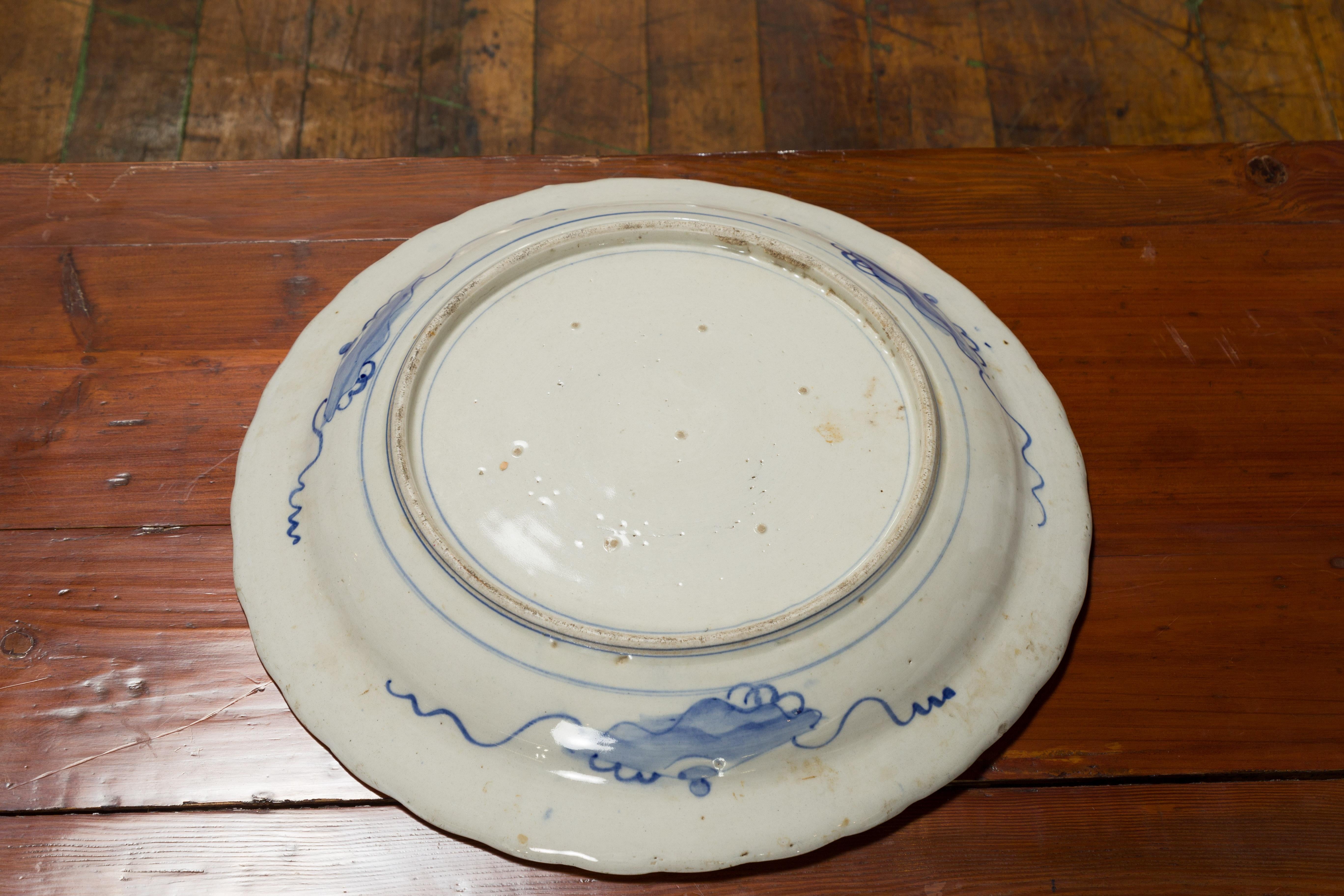 19th Century Japanese Porcelain Plate with Hand-Painted Blue and White Décor For Sale 11