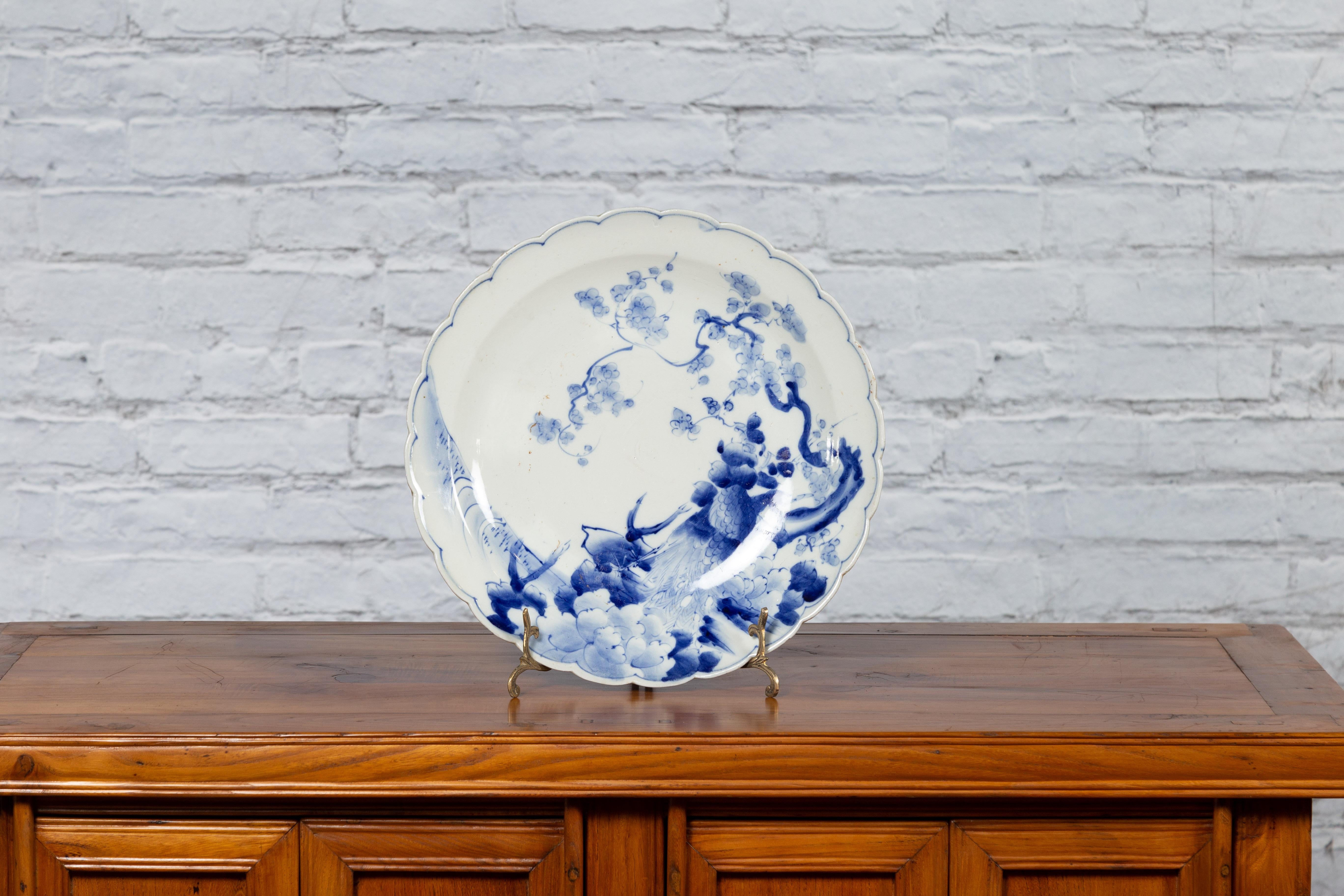 Japanischer Porzellanteller des 19. Jahrhunderts mit handbemaltem blauem und weißem Dekor (Handbemalt) im Angebot