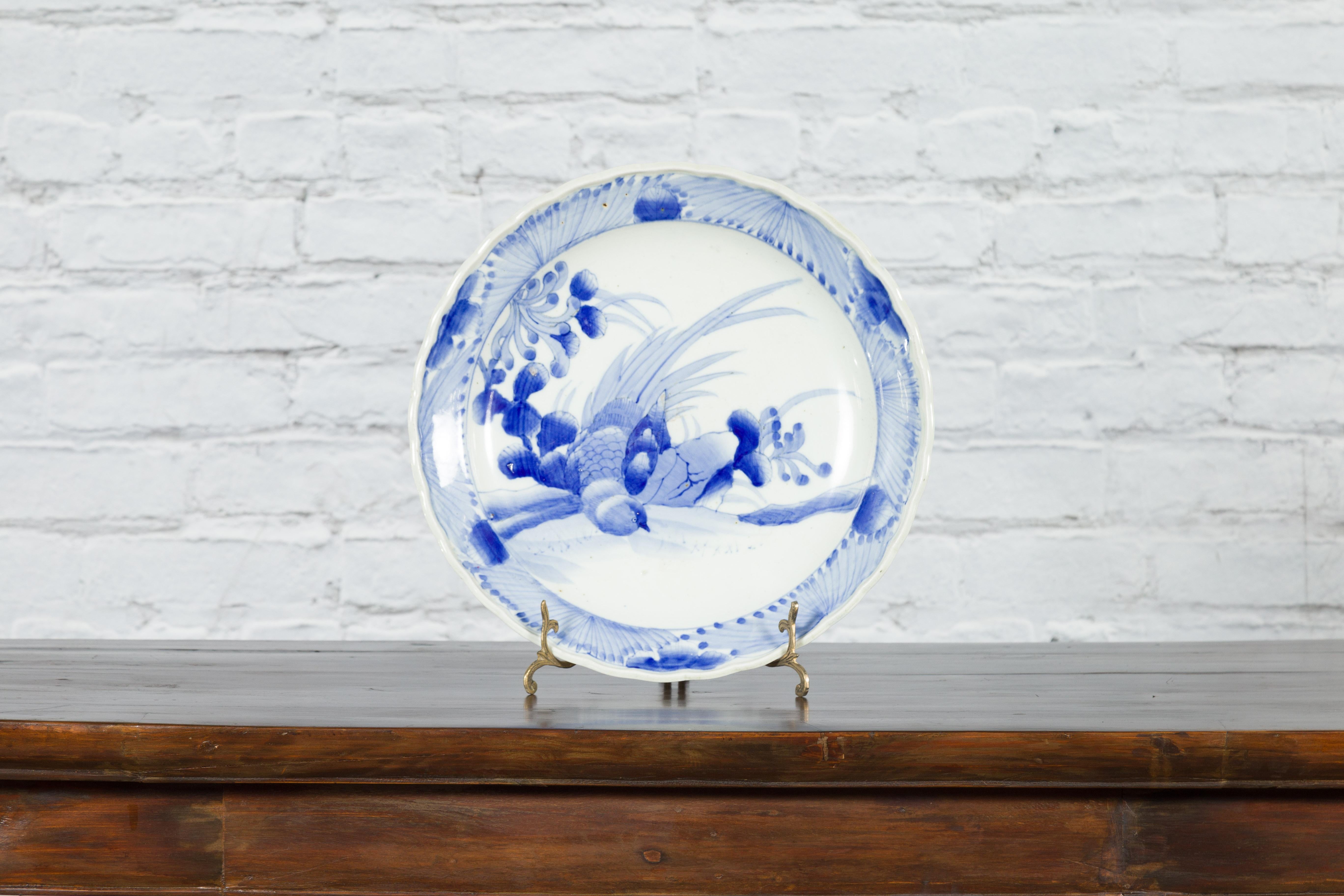 Japanischer Porzellanteller des 19. Jahrhunderts mit handgemaltem blau-weißem Dekor im Zustand „Gut“ im Angebot in Yonkers, NY