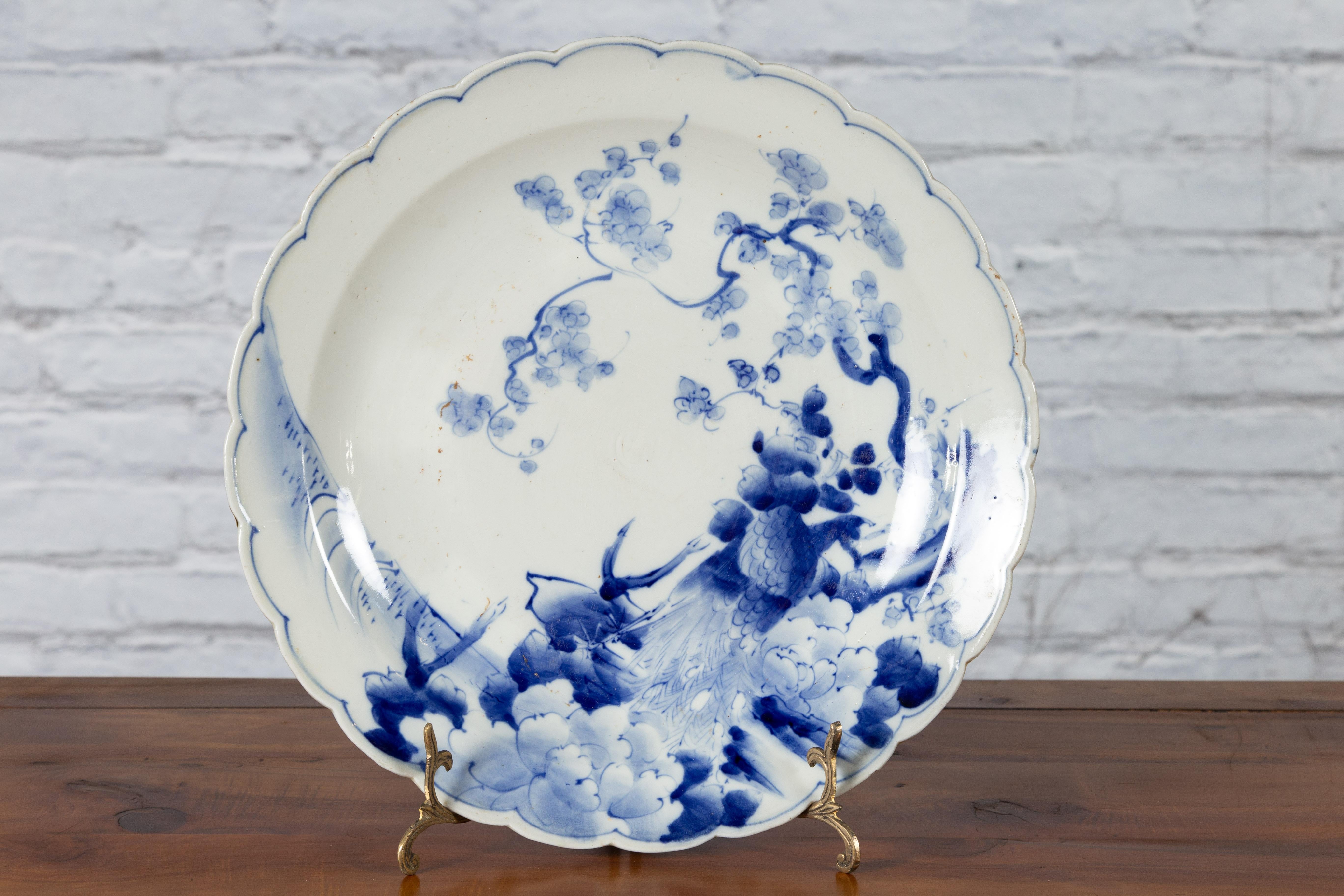 Japanischer Porzellanteller des 19. Jahrhunderts mit handbemaltem blauem und weißem Dekor im Zustand „Gut“ im Angebot in Yonkers, NY