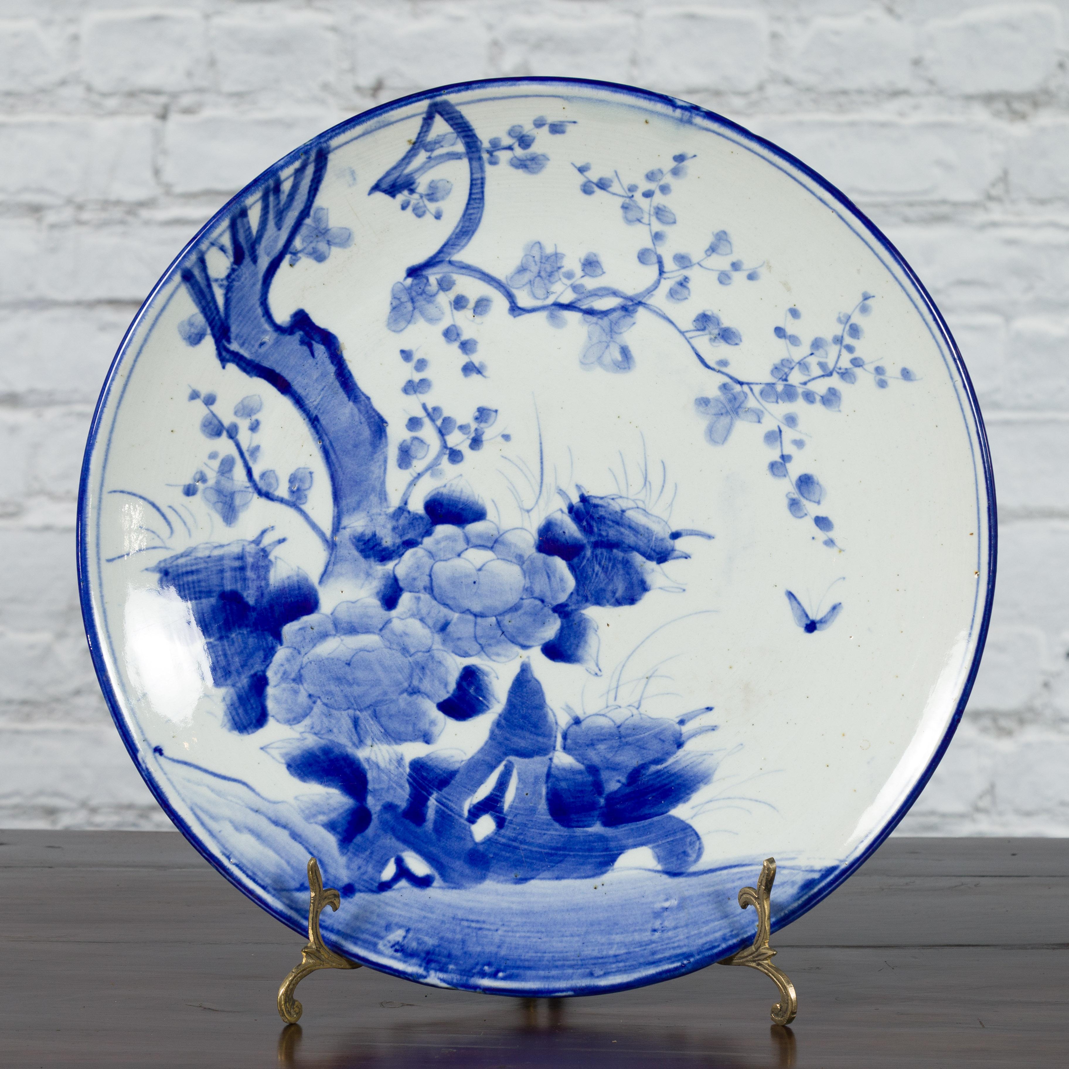 19th Century Japanese Porcelain Plate with Hand-Painted Blue and White Décor In Good Condition For Sale In Yonkers, NY