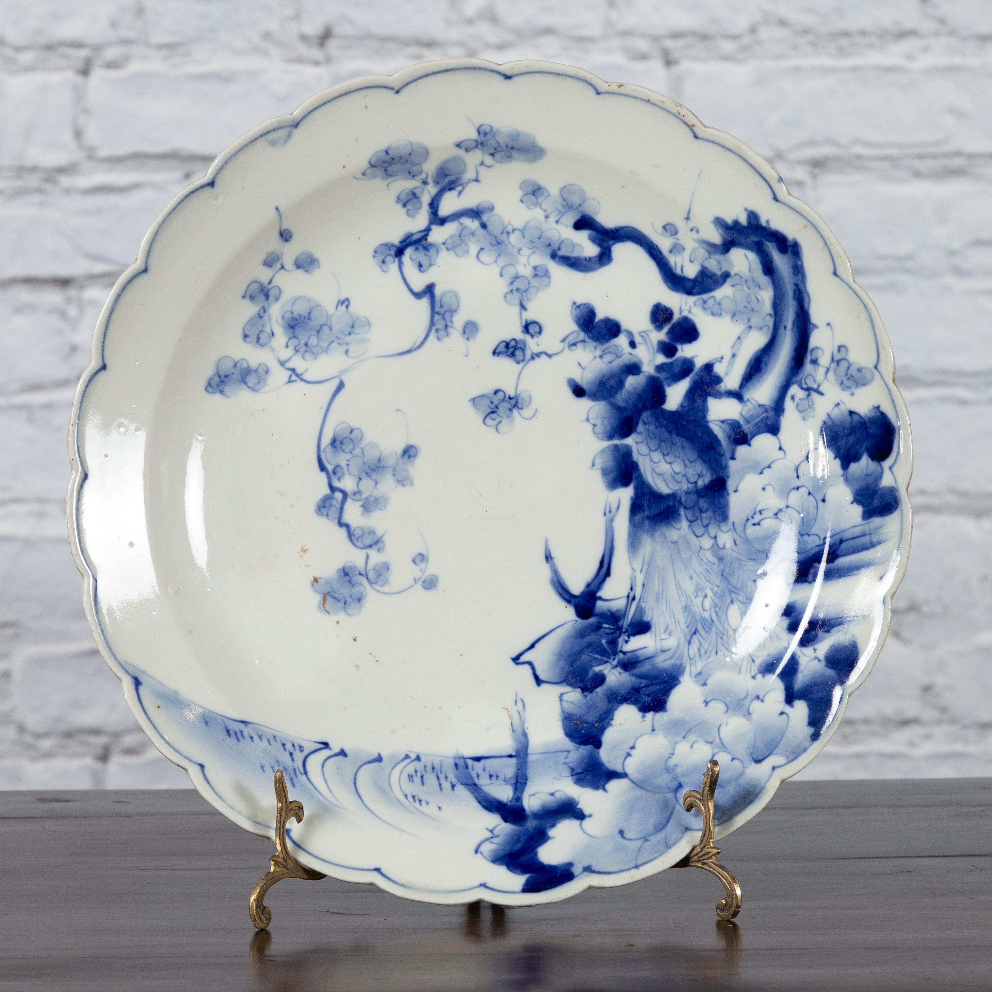 Japanischer Porzellanteller des 19. Jahrhunderts mit handbemaltem blauem und weißem Dekor im Angebot 1