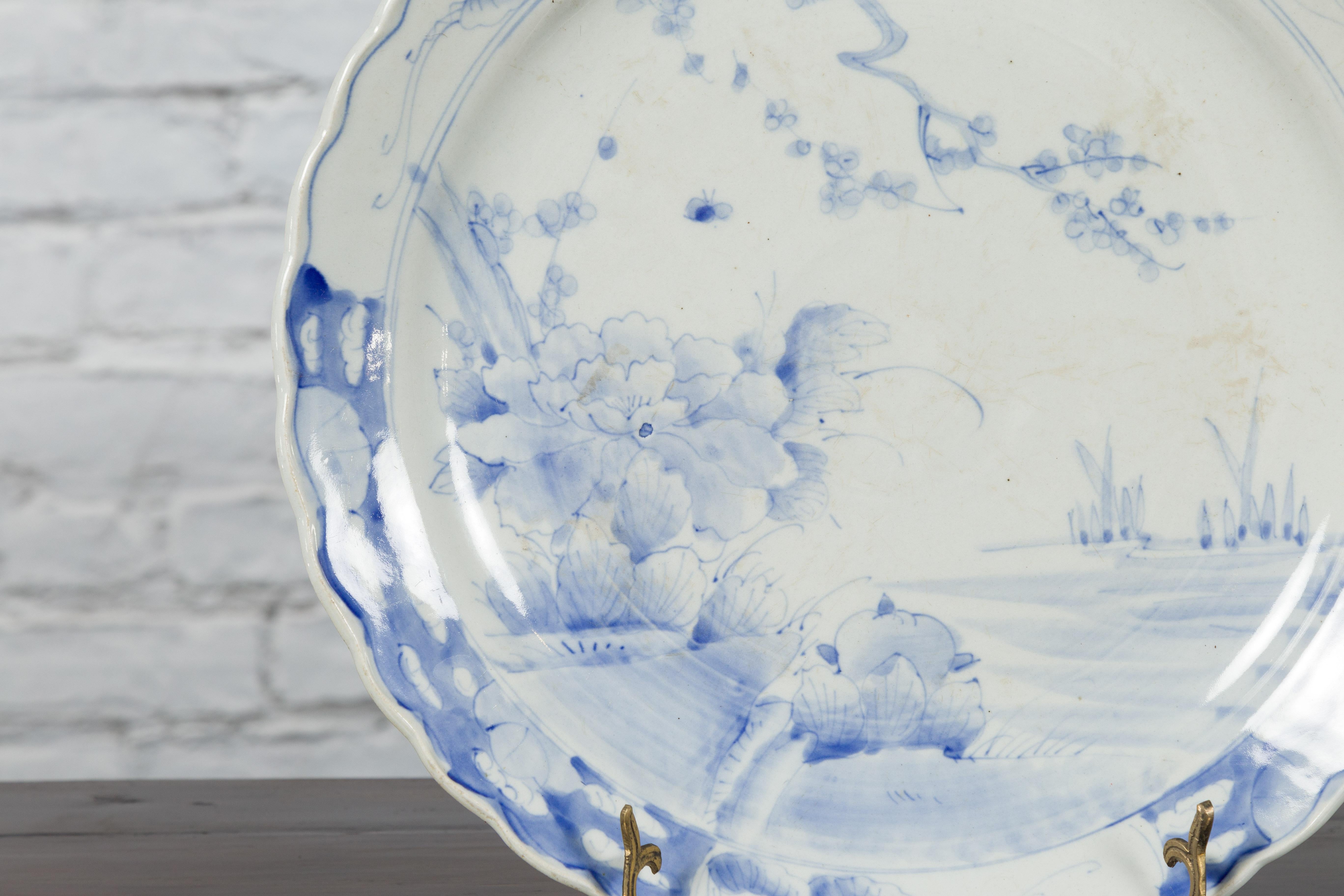 19th Century Japanese Porcelain Plate with Hand-Painted Blue and White Décor For Sale 2