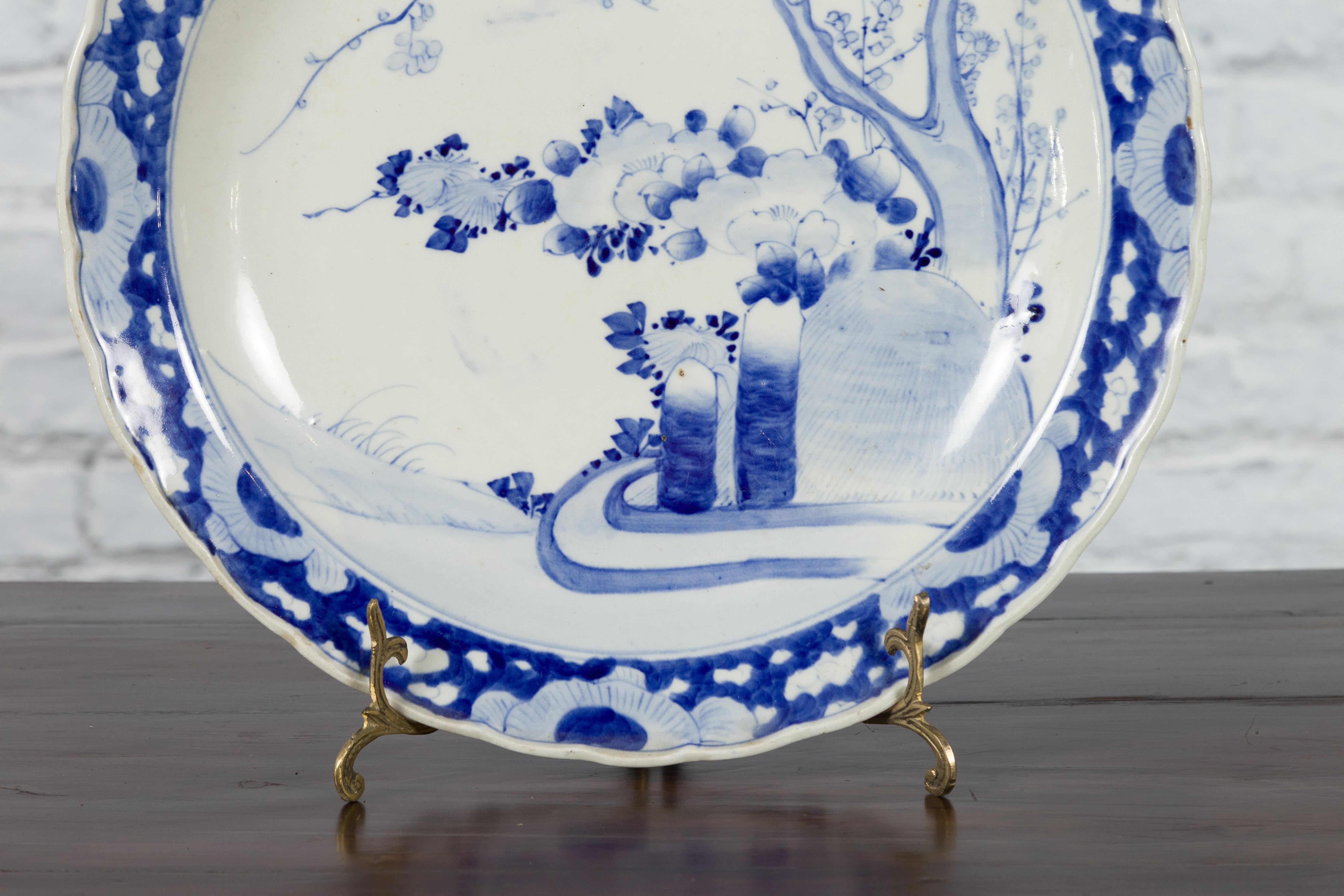 19th Century Japanese Porcelain Plate with Hand-Painted Blue and White Décor For Sale 2