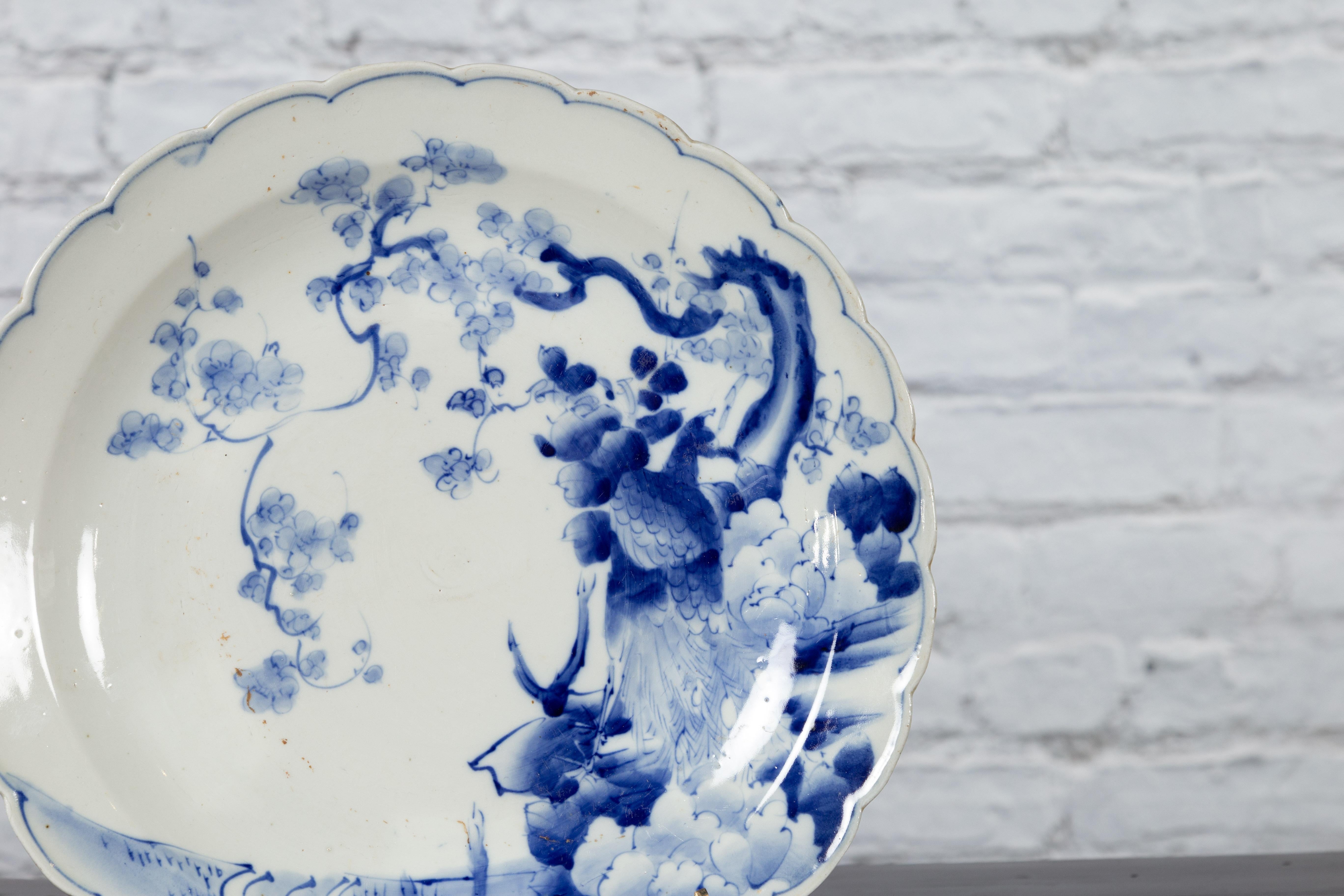 Japanischer Porzellanteller des 19. Jahrhunderts mit handbemaltem blauem und weißem Dekor im Angebot 3