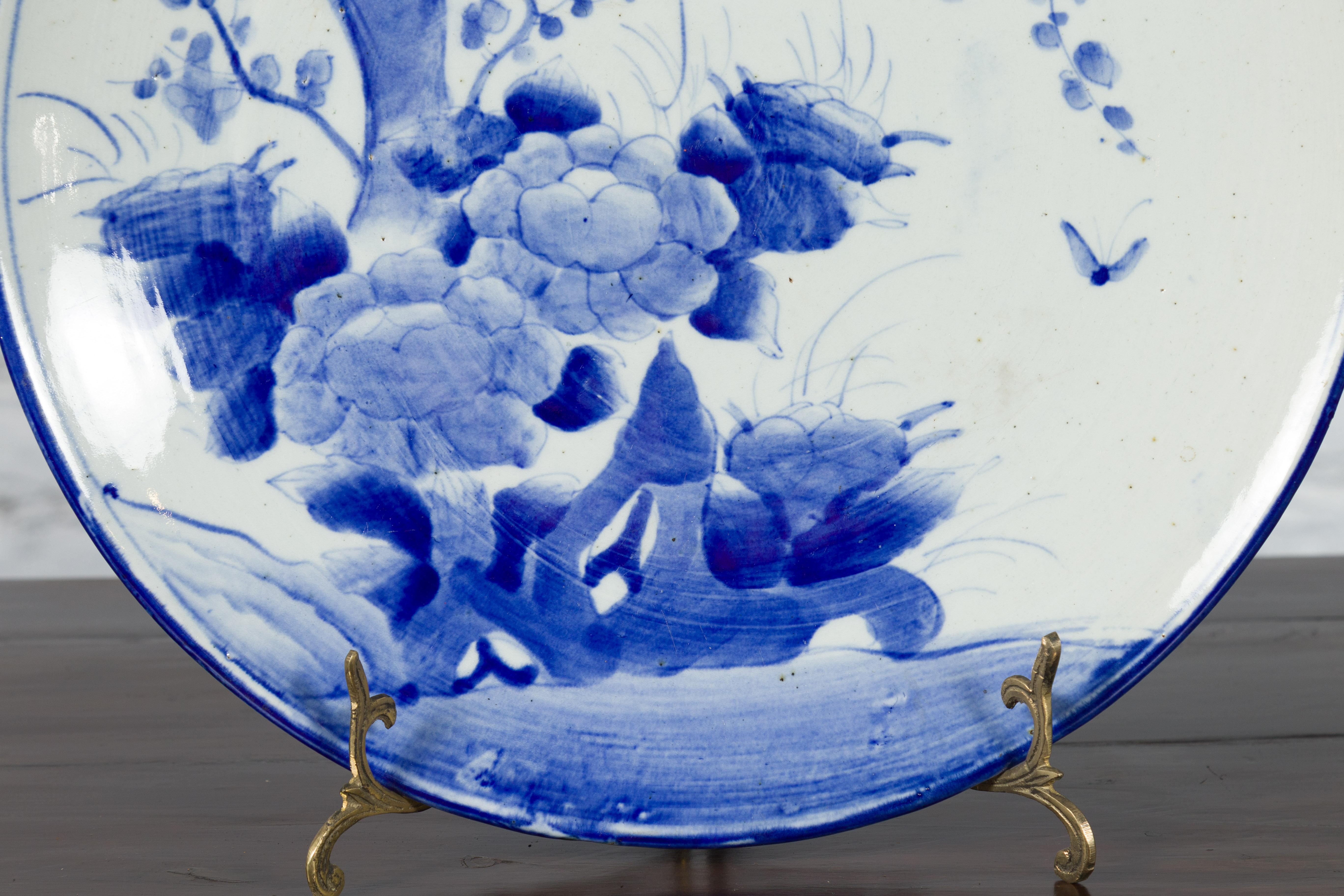 19th Century Japanese Porcelain Plate with Hand-Painted Blue and White Décor For Sale 2