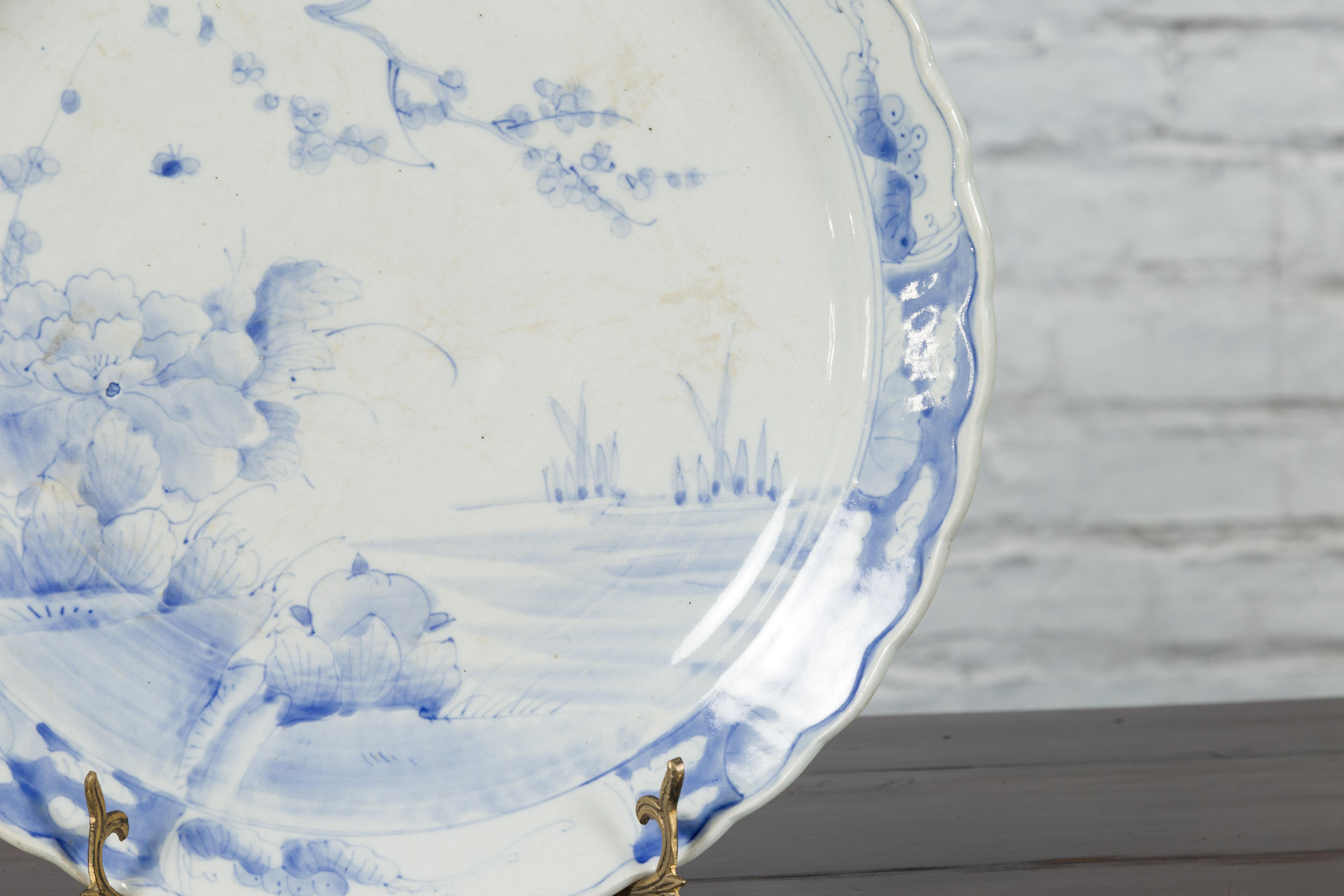 19th Century Japanese Porcelain Plate with Hand-Painted Blue and White Décor For Sale 4