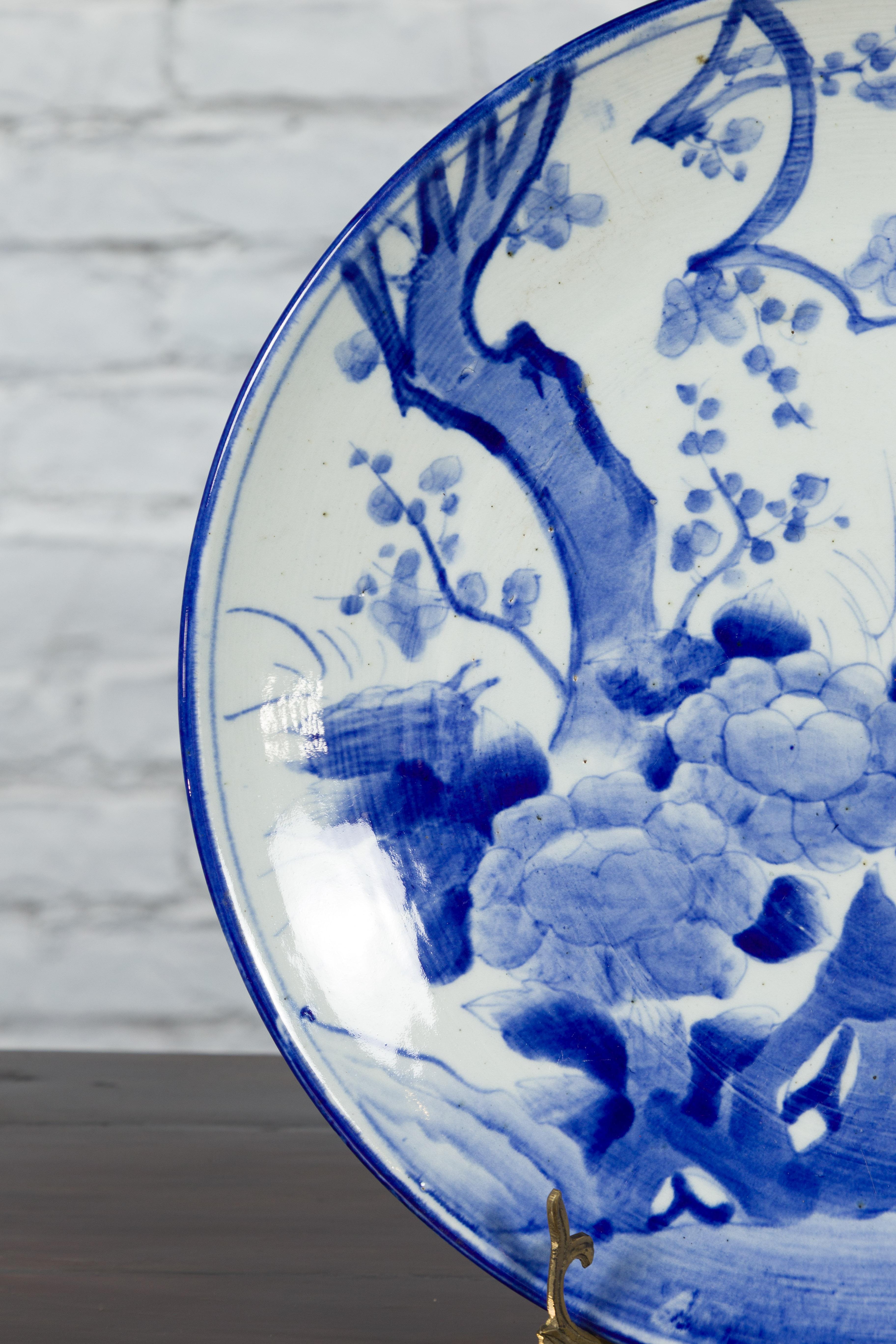 19th Century Japanese Porcelain Plate with Hand-Painted Blue and White Décor For Sale 3