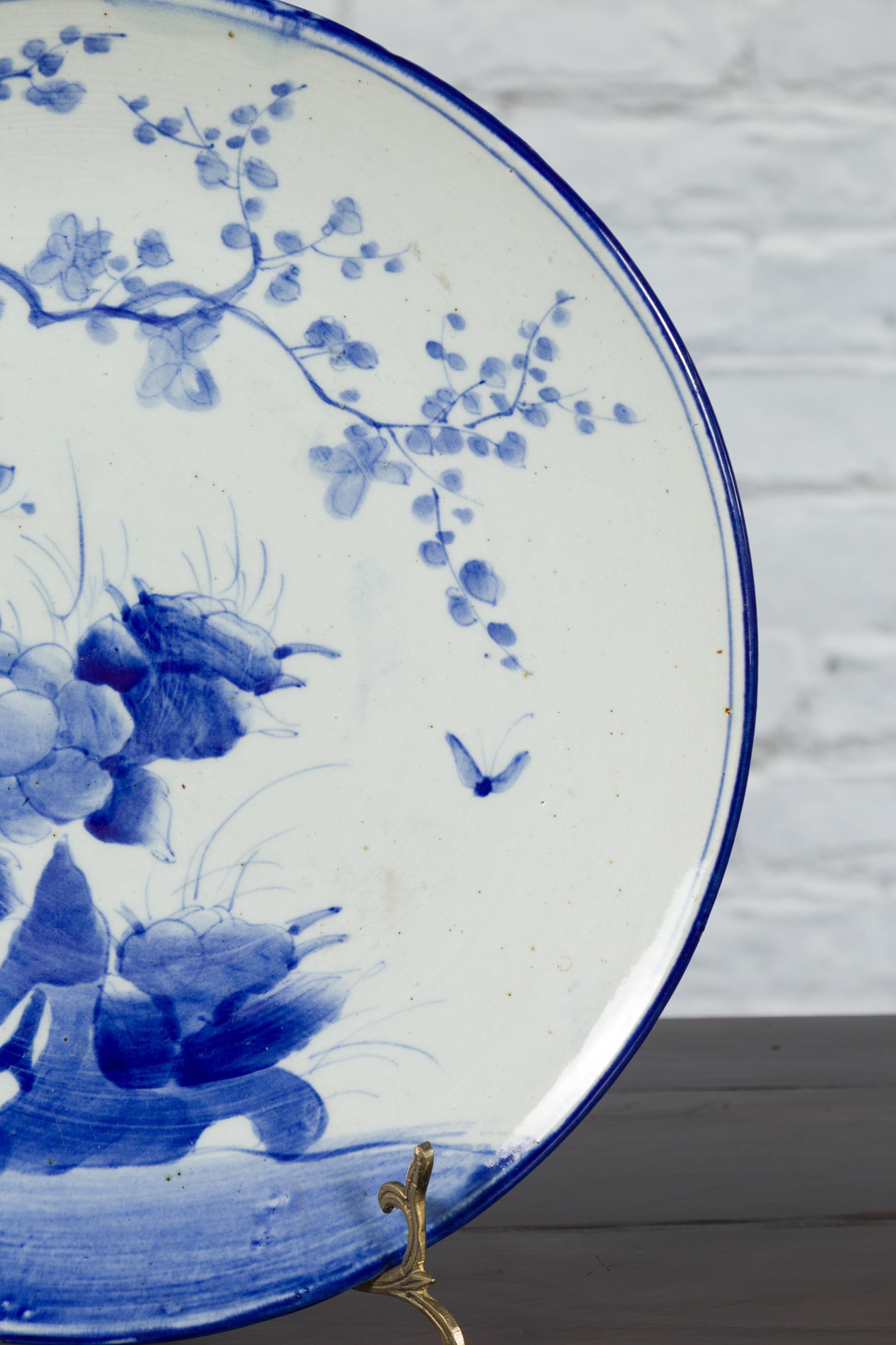 19th Century Japanese Porcelain Plate with Hand-Painted Blue and White Décor For Sale 4