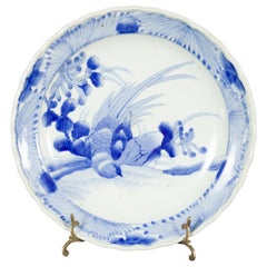 Piatto in porcellana giapponese del XIX secolo con decori in bianco e blu dipinti a mano