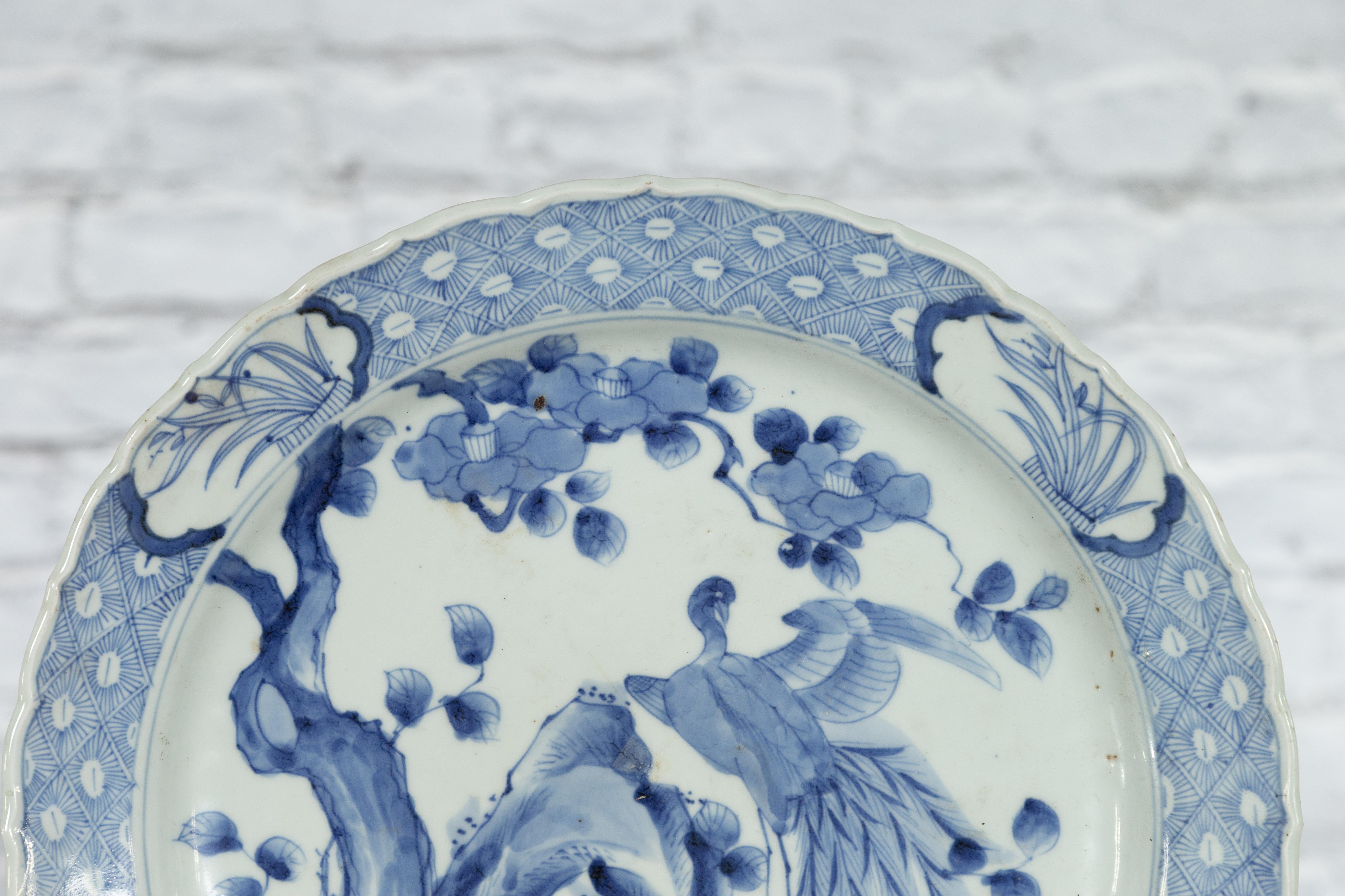 Japanischer Porzellanteller des 19. Jahrhunderts mit blau-weißem Vogel-Dekor im Zustand „Gut“ im Angebot in Yonkers, NY