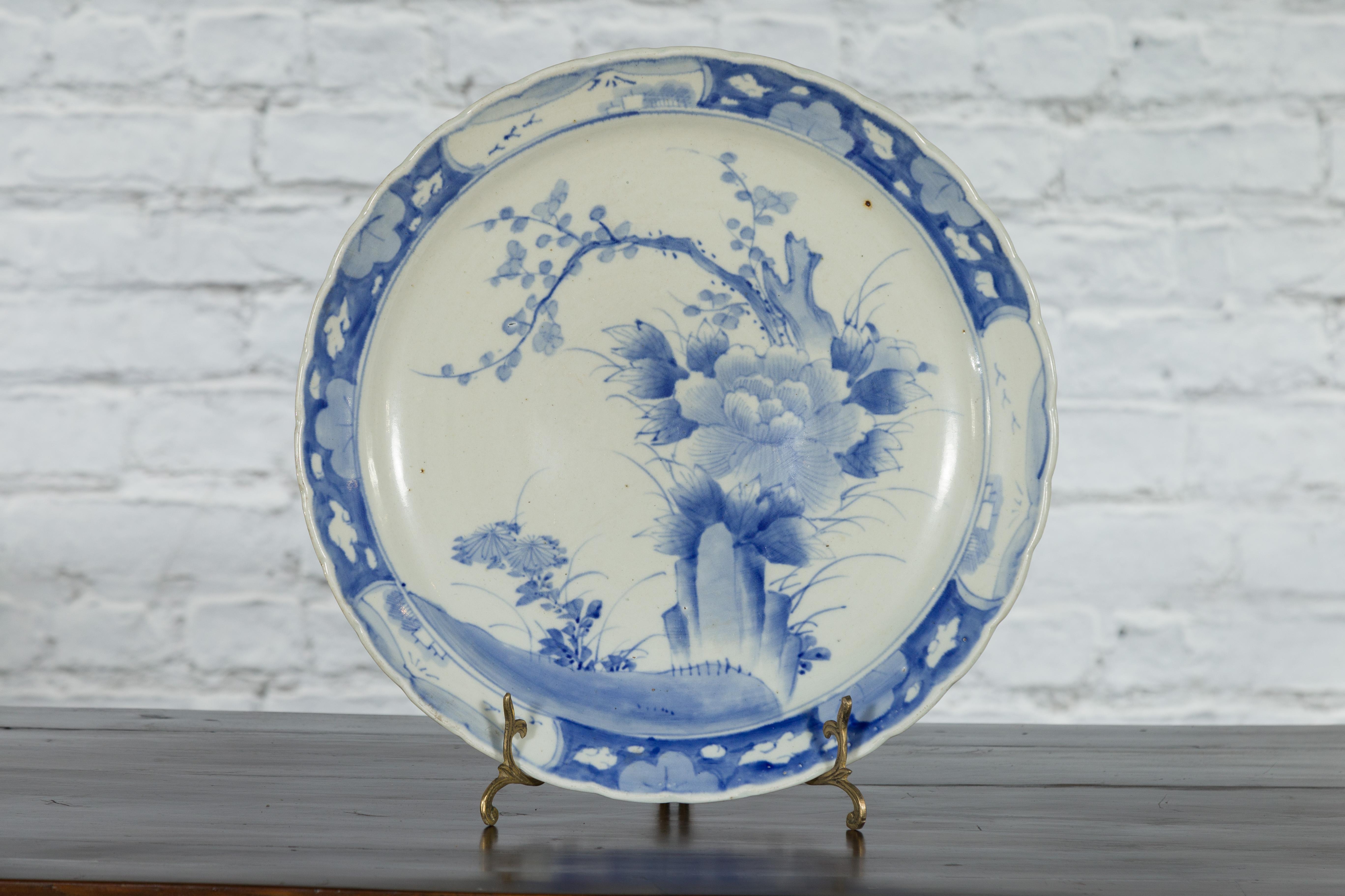 Ein japanischer Porzellanteller aus dem 19. Jahrhundert mit handgemaltem blau-weißem Baum-, Laub- und Felsendekor. Dieser Porzellanteller, der im 19. Jahrhundert in Japan hergestellt wurde, zeigt ein zartes blau-weißes Dekor, das eine kunstvolle,