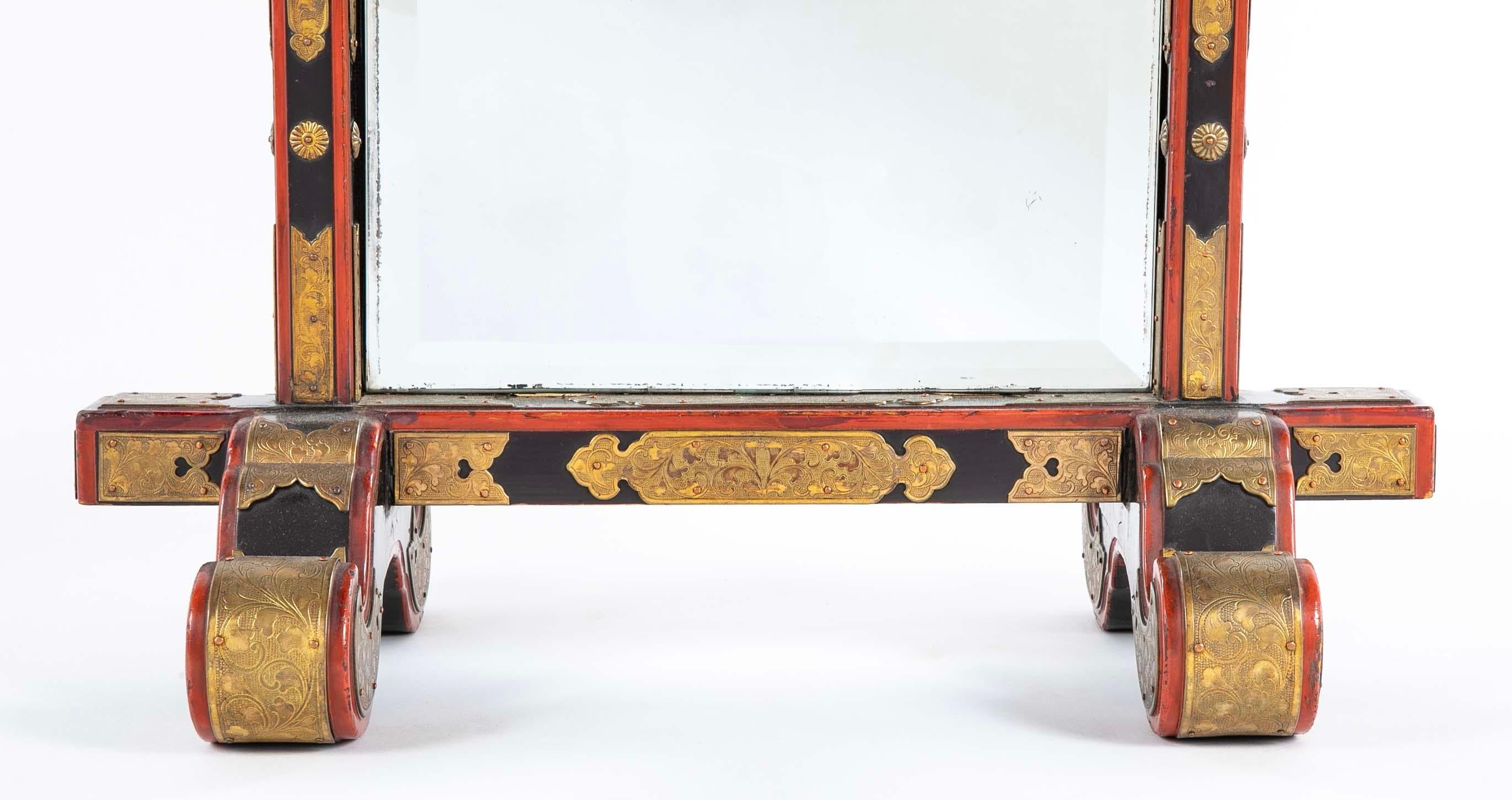 Japanischer Tischspiegel aus schwarzem und rotem Lack des 19. Jahrhunderts mit vergoldeten und geätzten Messingbeschlägen, abgeschrägtes Glas. Dieser Spiegel hat eine schöne Form, die an einen Shinto-Tempel erinnert. Er ist auf der Vorder- und