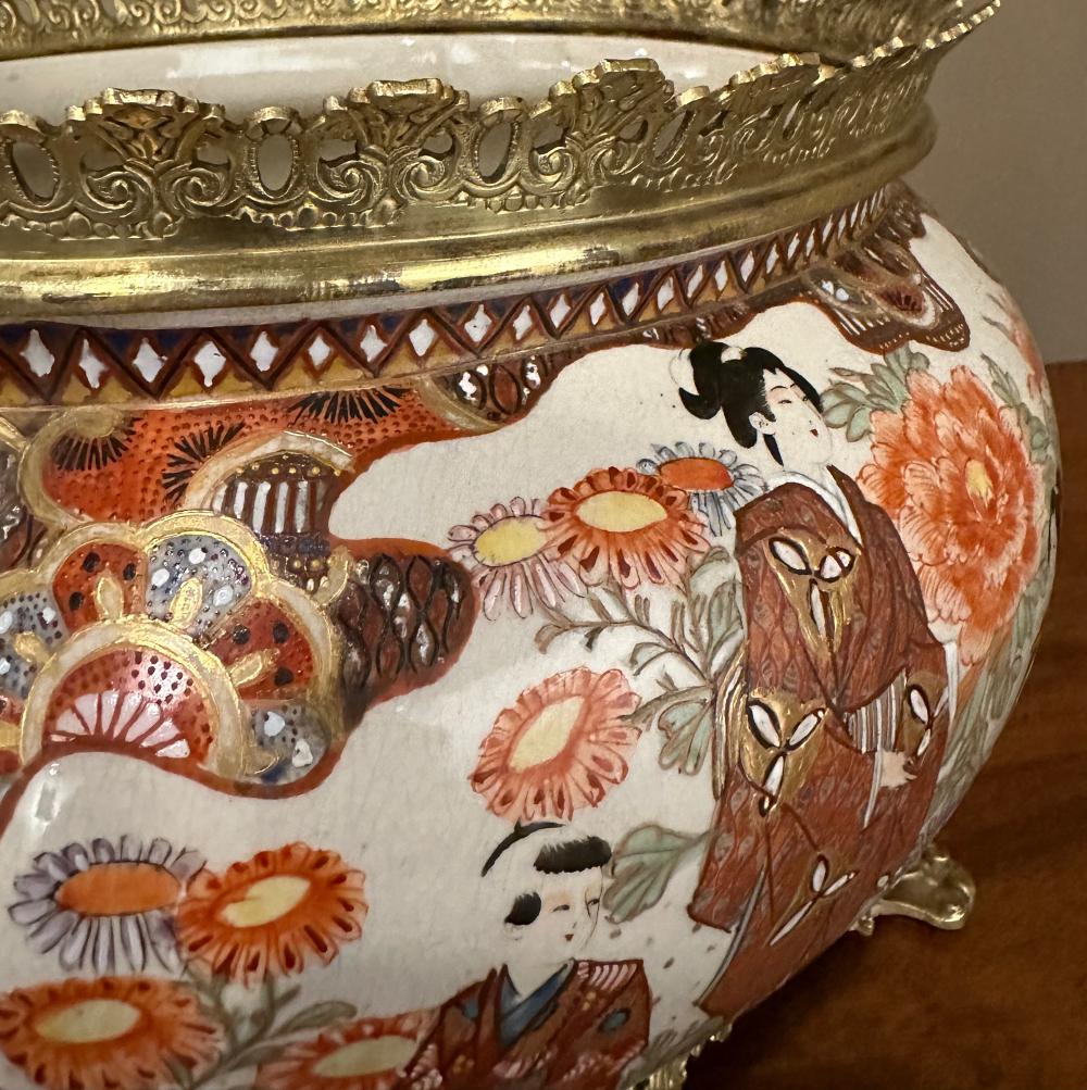 Fin du XIXe siècle Vase japonais Satsuma du 19ème siècle ~ Jardinière avec montures en bronze en vente