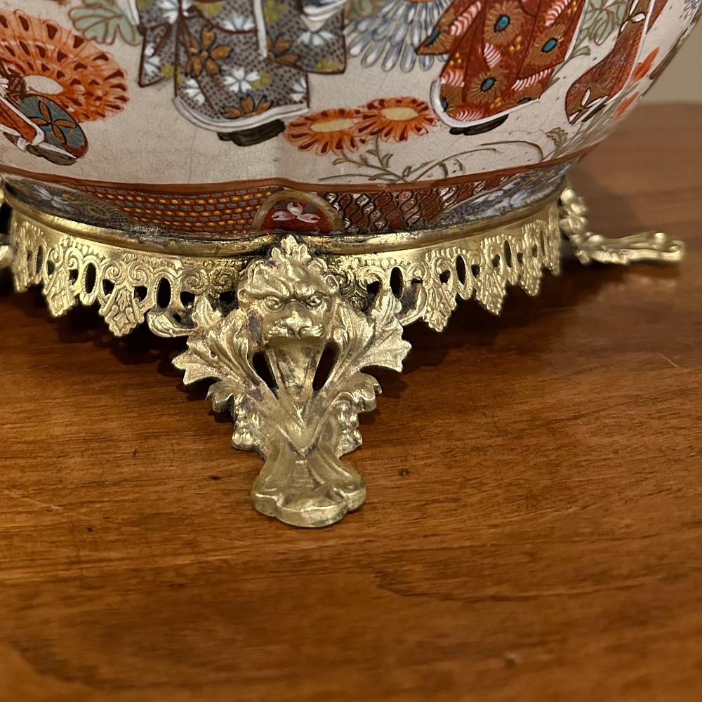 Vase japonais Satsuma du 19ème siècle ~ Jardinière avec montures en bronze Bon état - En vente à Dallas, TX