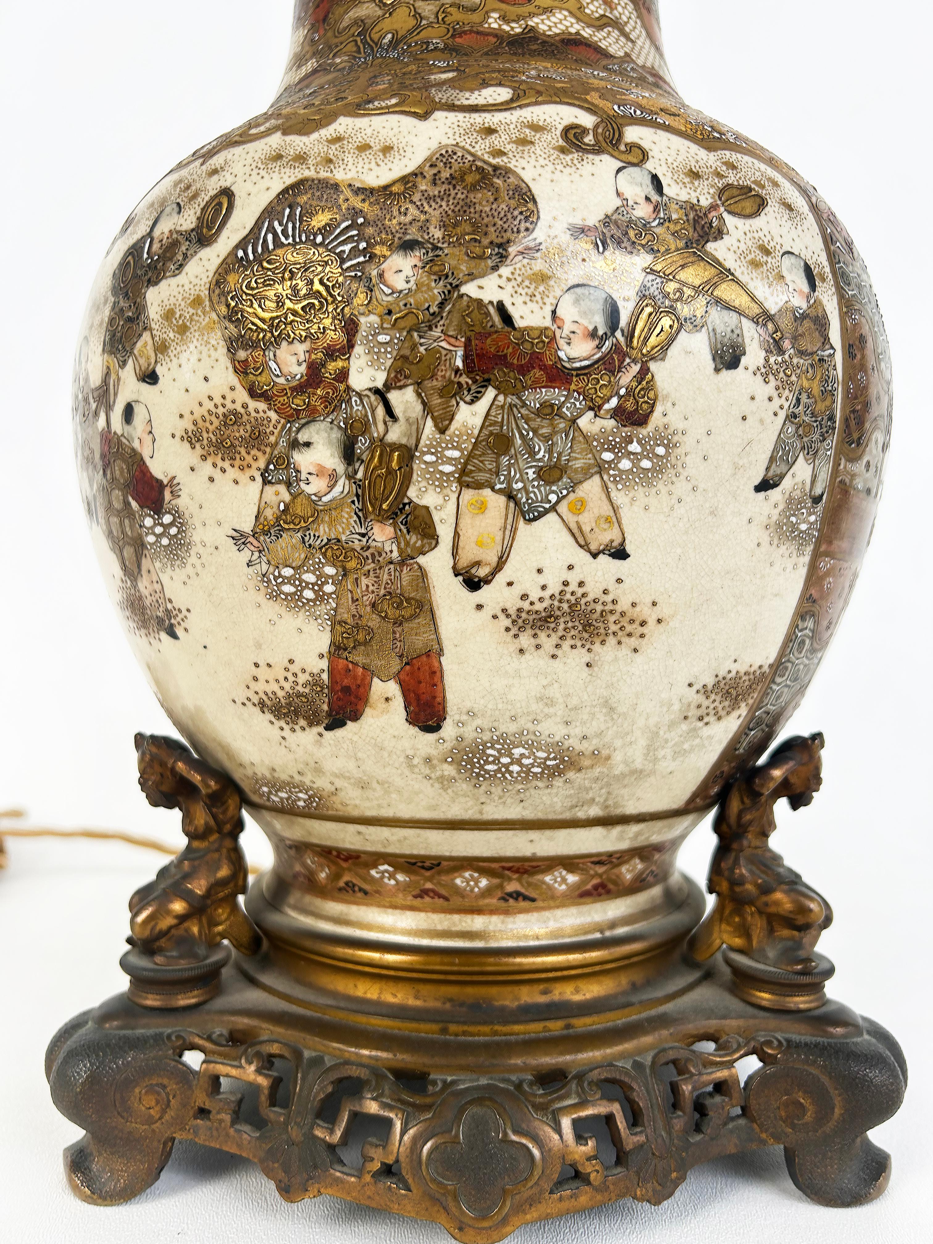 Paire de vases japonais Satsuma du XIXe siècle montés en lampes, montures en bronze doré en vente 3