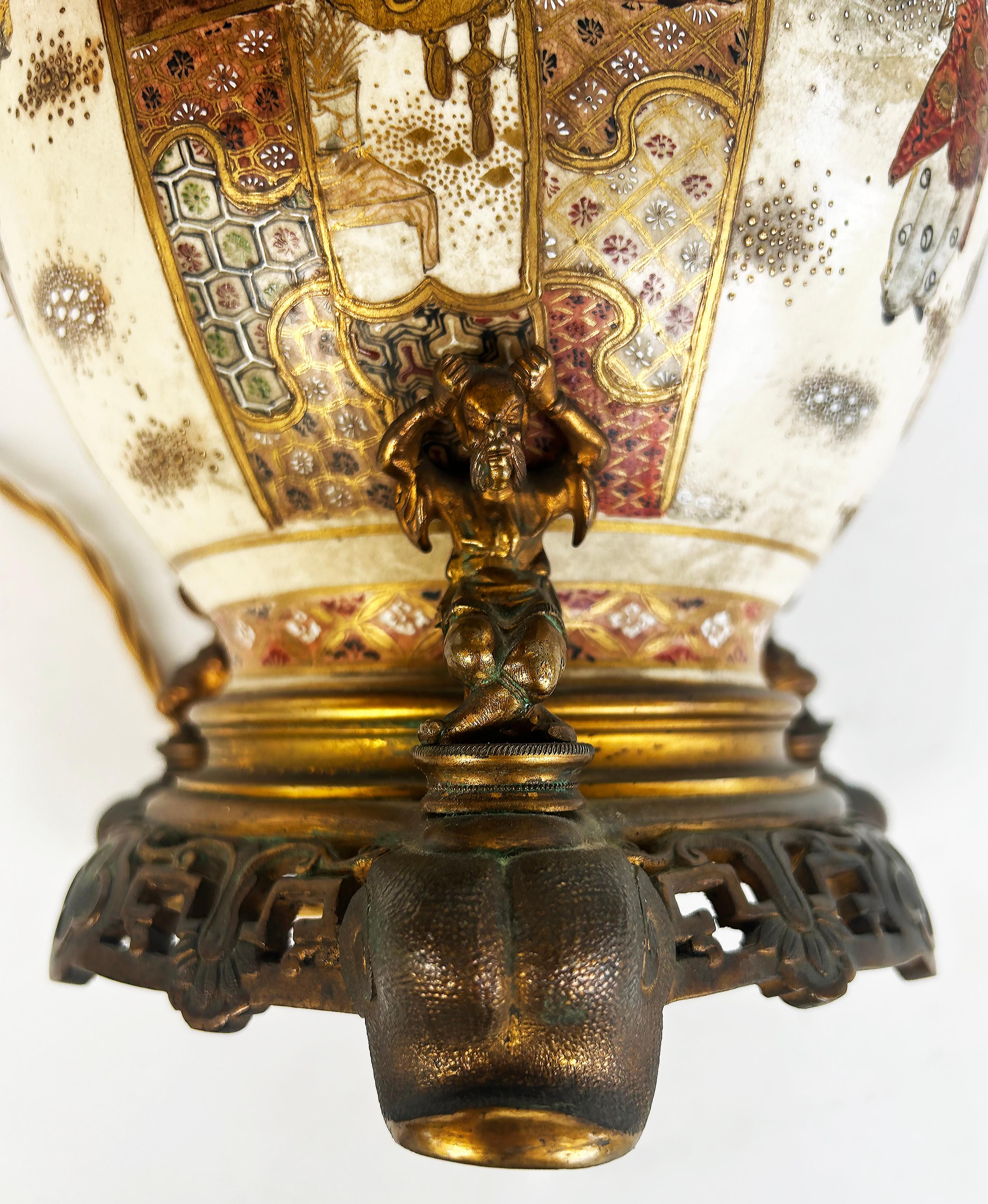 Paire de vases japonais Satsuma du XIXe siècle montés en lampes, montures en bronze doré en vente 4