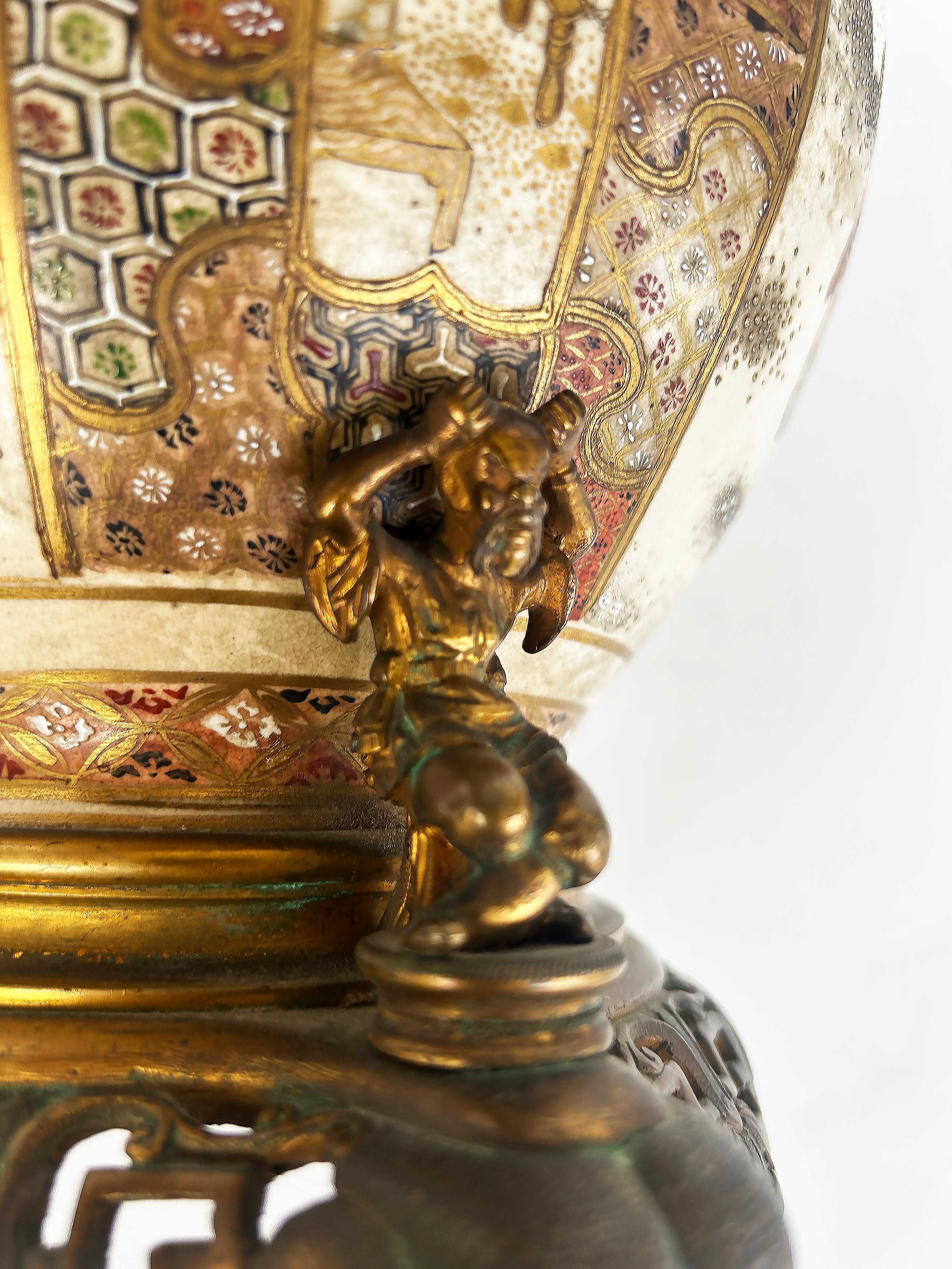 Paire de vases japonais Satsuma du XIXe siècle montés en lampes, montures en bronze doré en vente 5