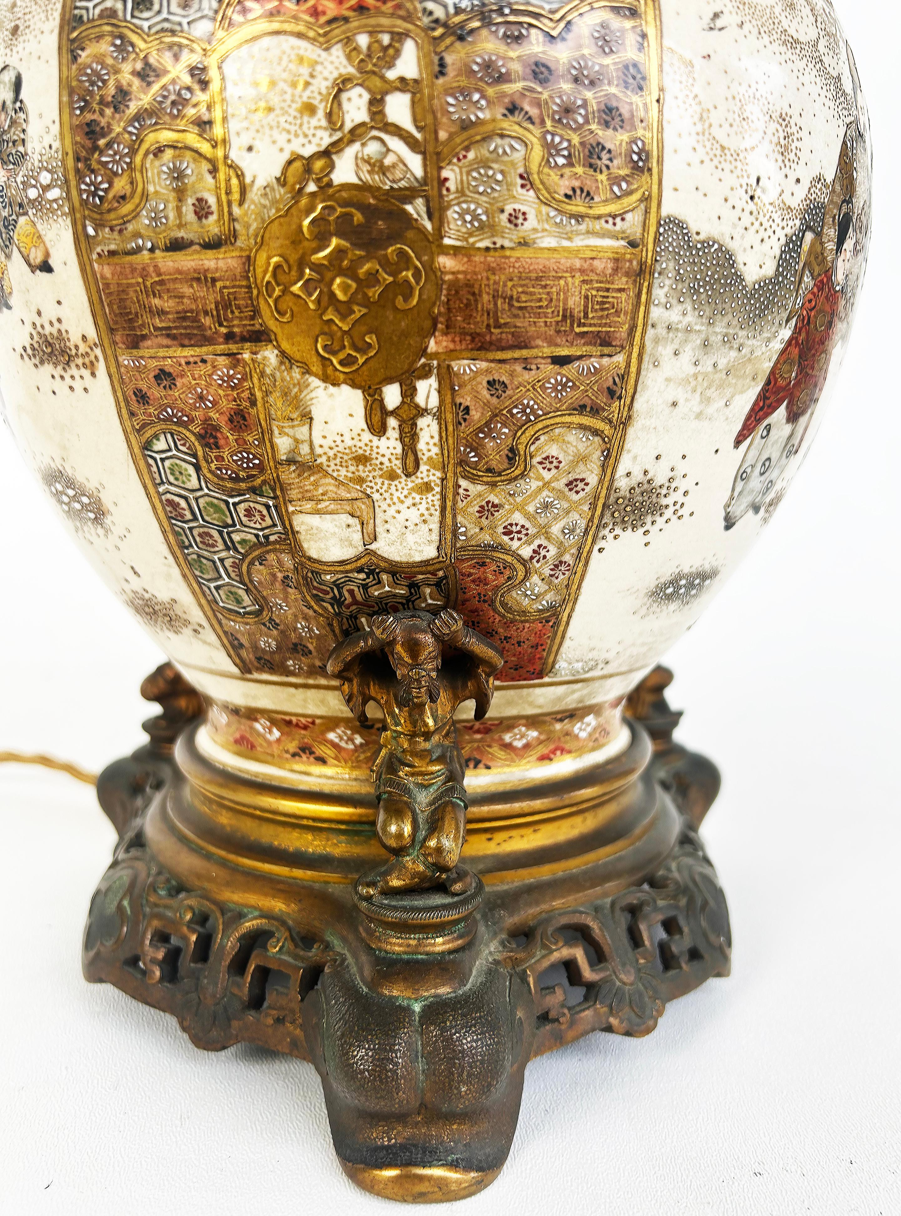 Paire de vases japonais Satsuma du XIXe siècle montés en lampes, montures en bronze doré en vente 6