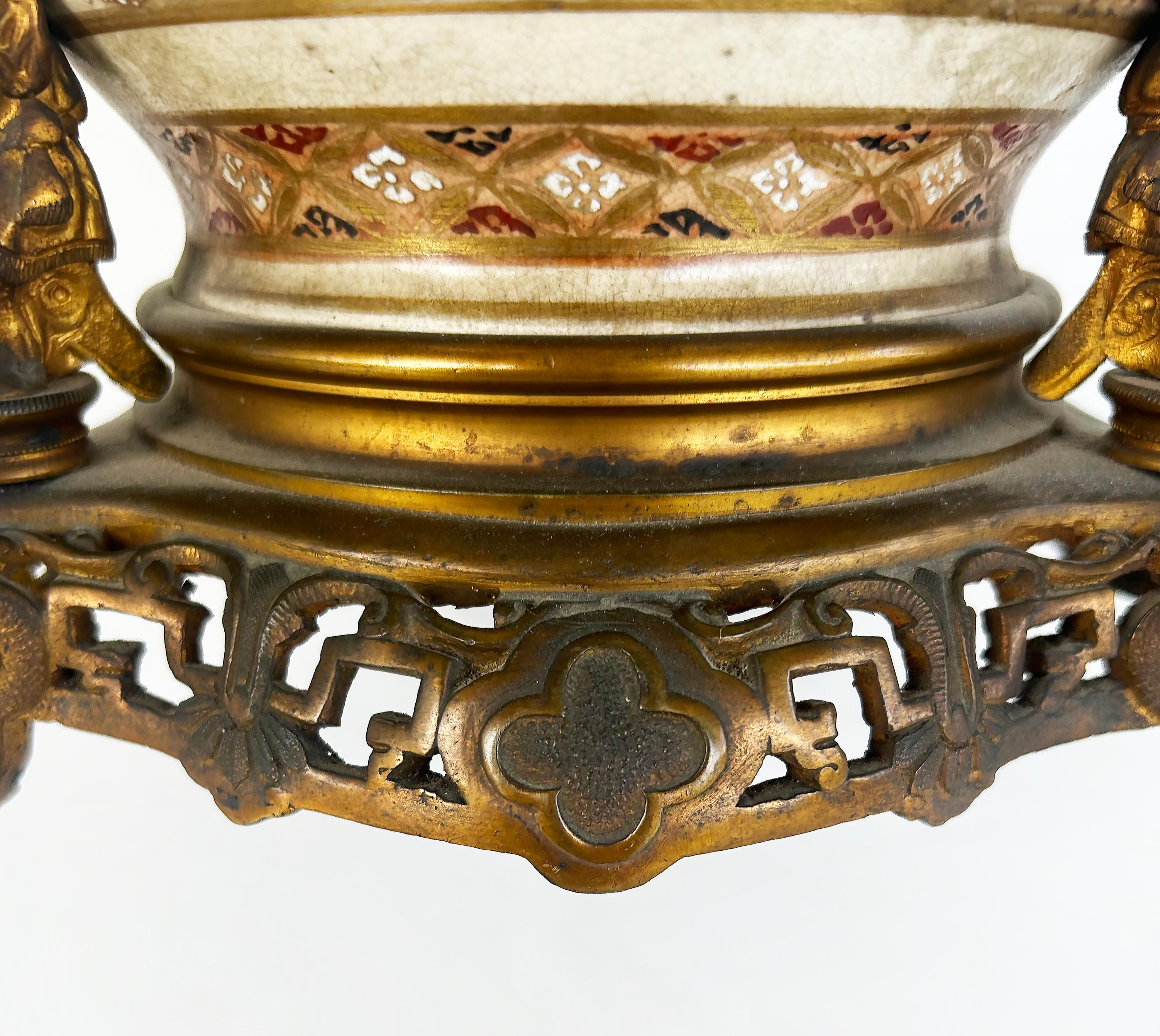 Paire de vases japonais Satsuma du XIXe siècle montés en lampes, montures en bronze doré en vente 7