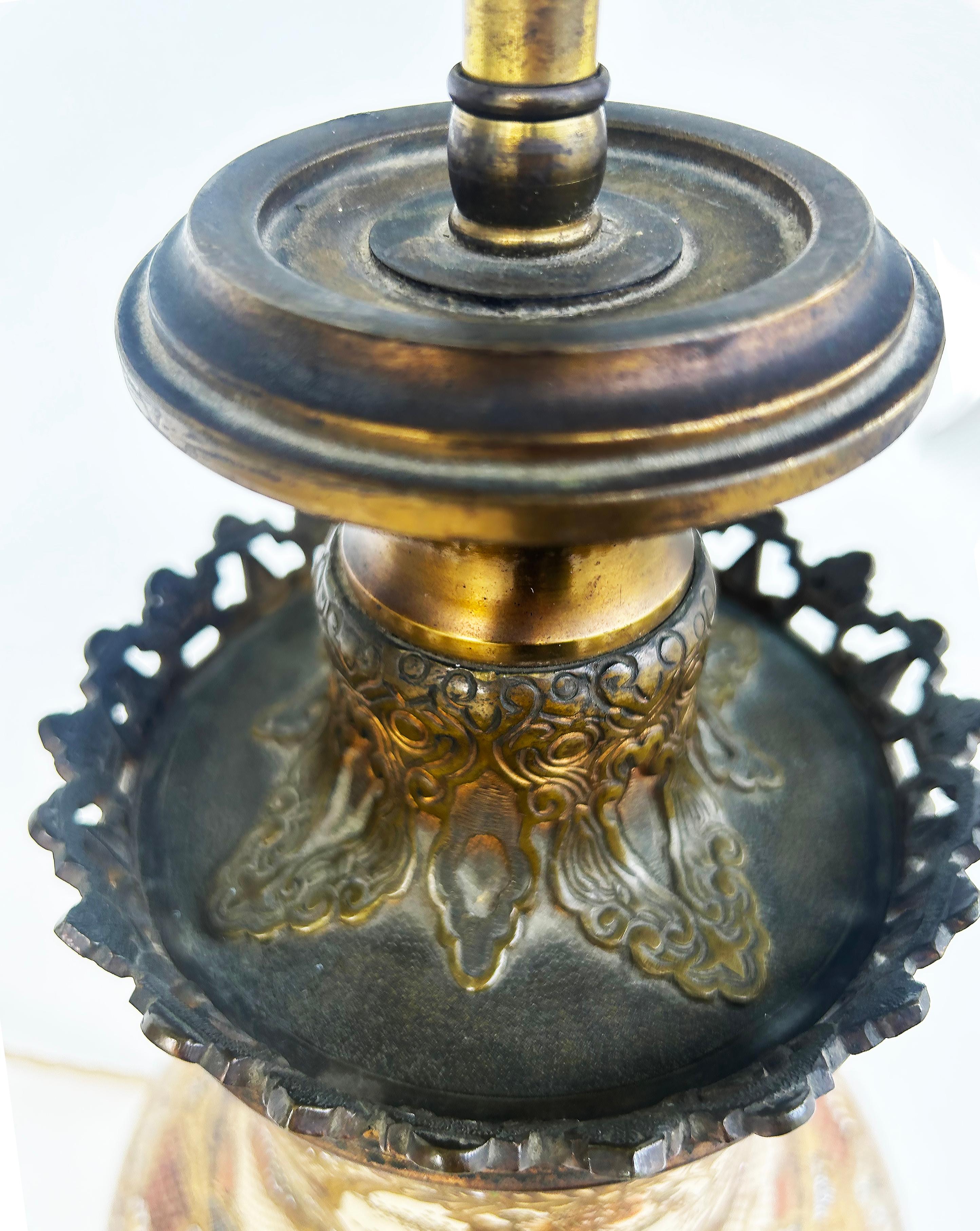 Paire de vases japonais Satsuma du XIXe siècle montés en lampes, montures en bronze doré en vente 8