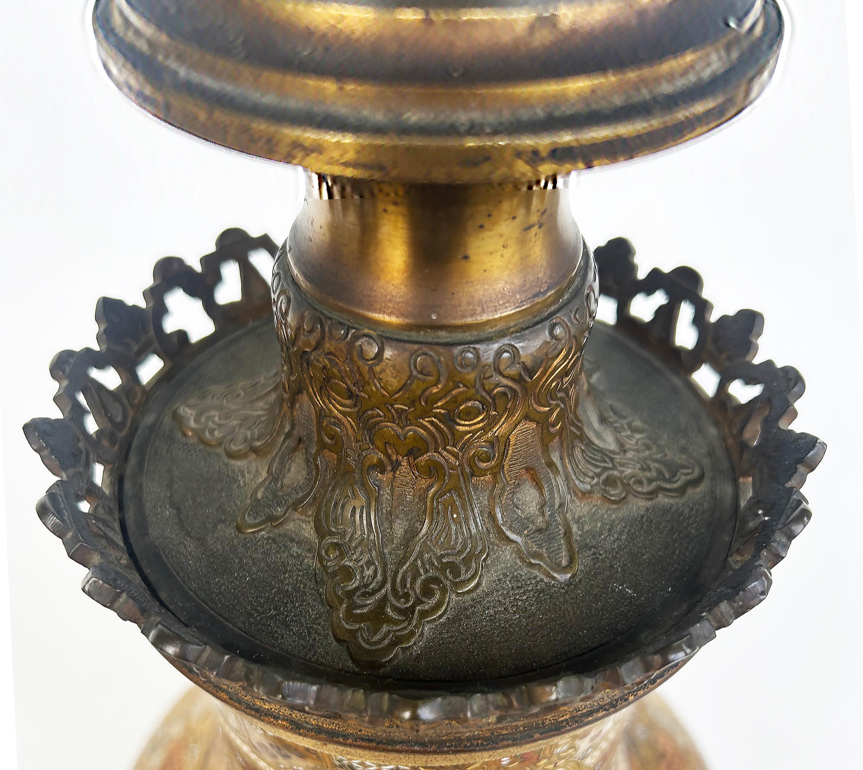 Paire de vases japonais Satsuma du XIXe siècle montés en lampes, montures en bronze doré en vente 9
