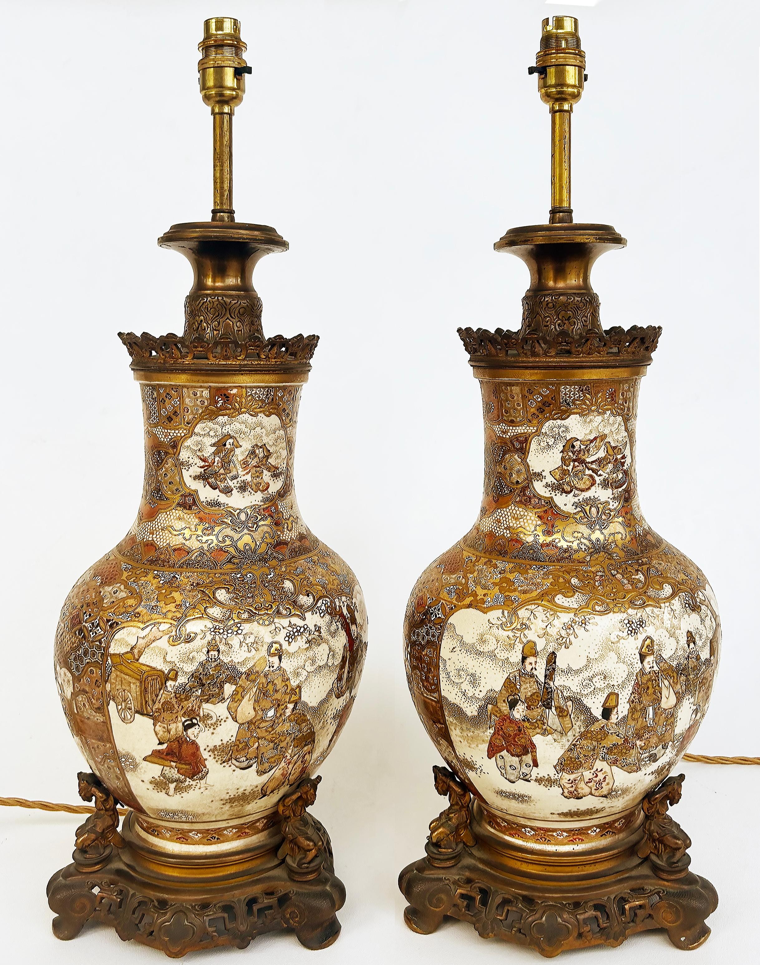 Paire de vases japonais Satsuma du XIXe siècle montés en lampes, montures en bronze doré en vente 10