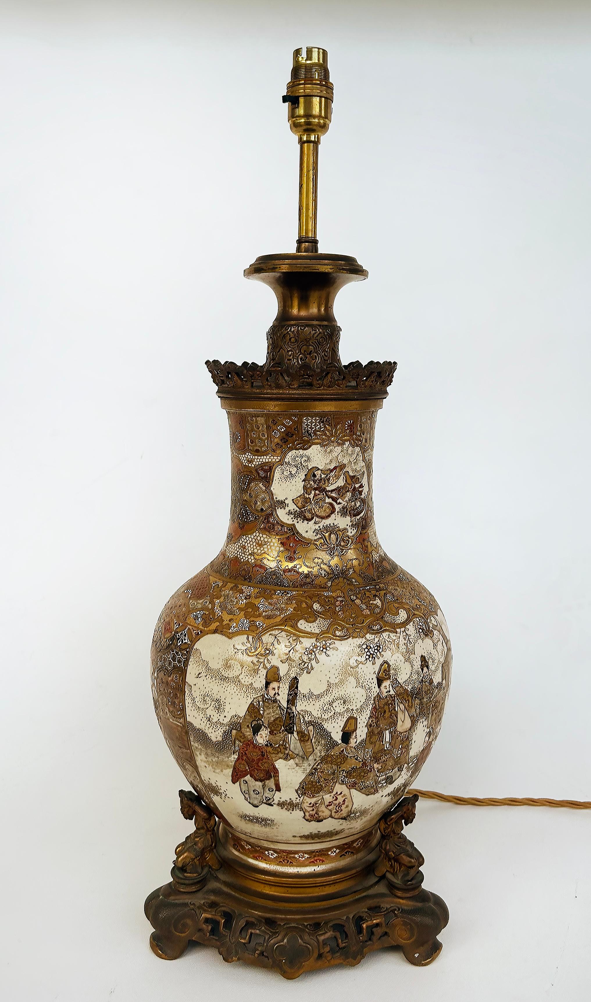 Paire de vases japonais Satsuma du XIXe siècle montés en lampes, montures en bronze doré

La vente porte sur une paire rare et raffinée de vases japonais Satsuma du XIXe siècle, montés en lampe.  Ces vases sont peints à la main et décorés de