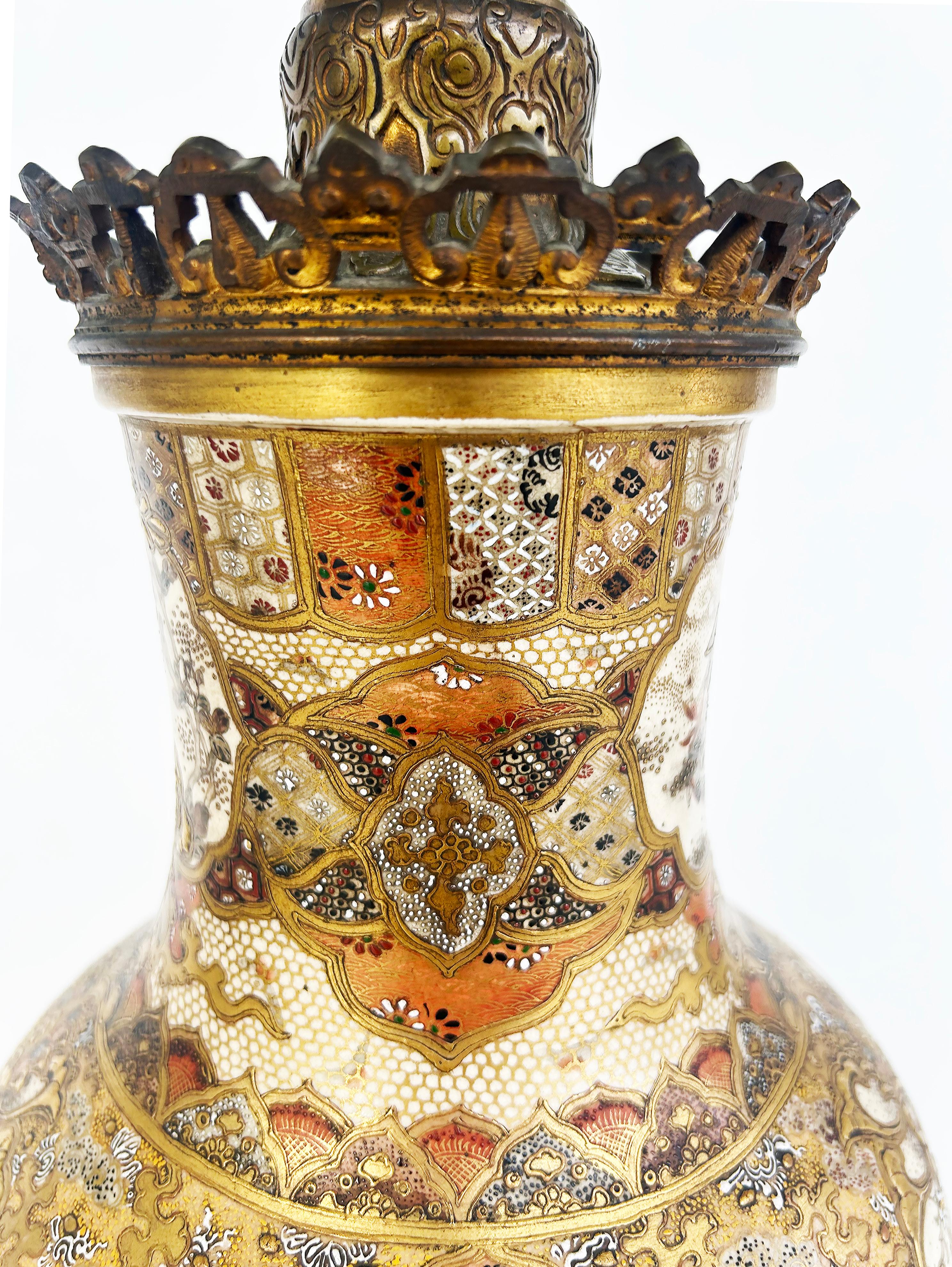 Japonais Paire de vases japonais Satsuma du XIXe siècle montés en lampes, montures en bronze doré en vente