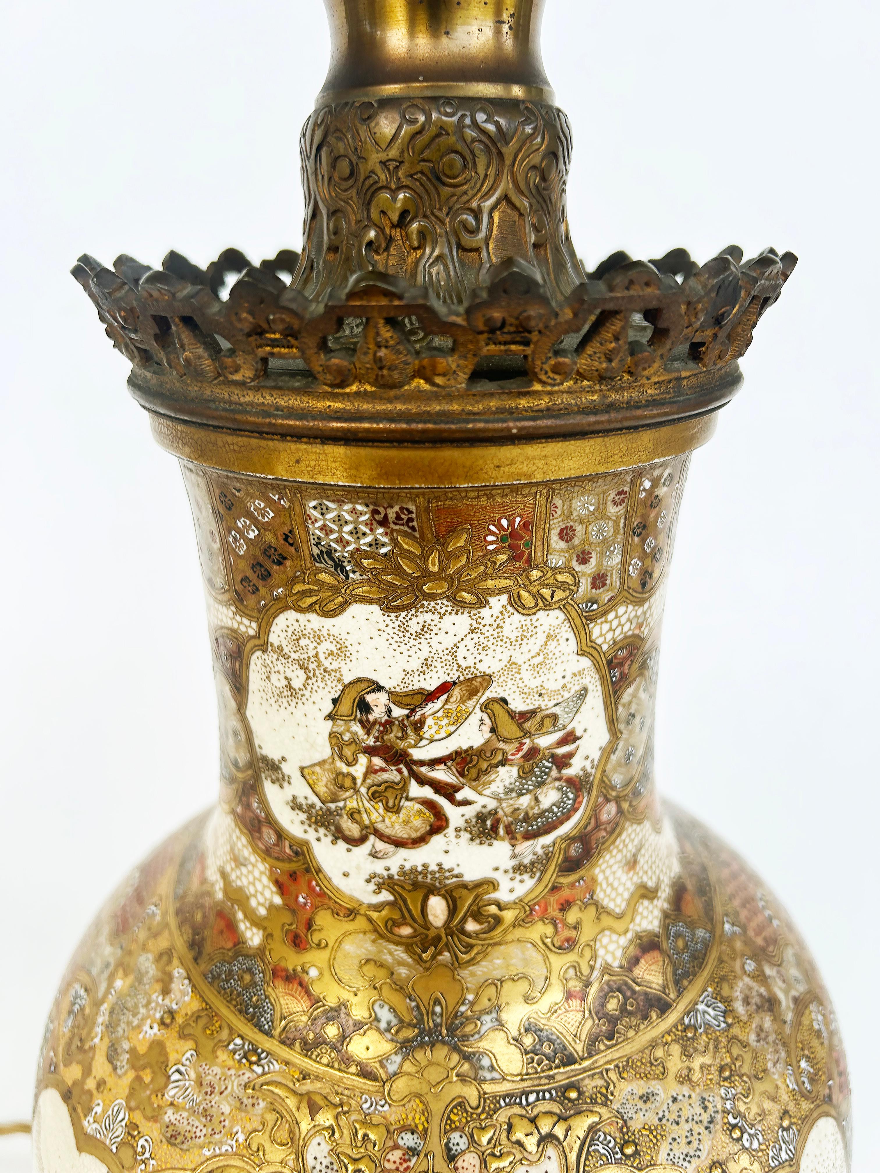 Peint à la main Paire de vases japonais Satsuma du XIXe siècle montés en lampes, montures en bronze doré en vente
