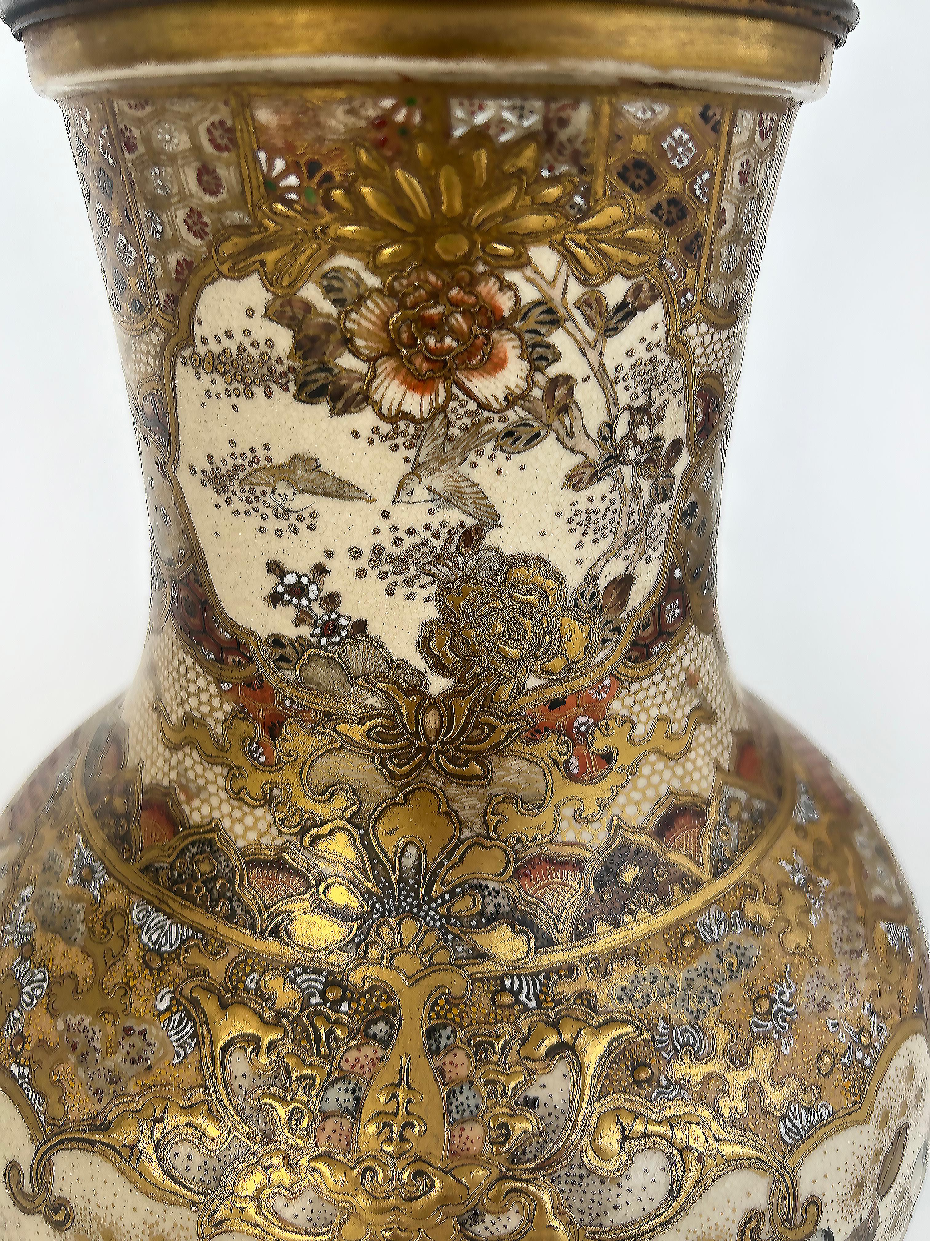 Paire de vases japonais Satsuma du XIXe siècle montés en lampes, montures en bronze doré Bon état - En vente à Miami, FL