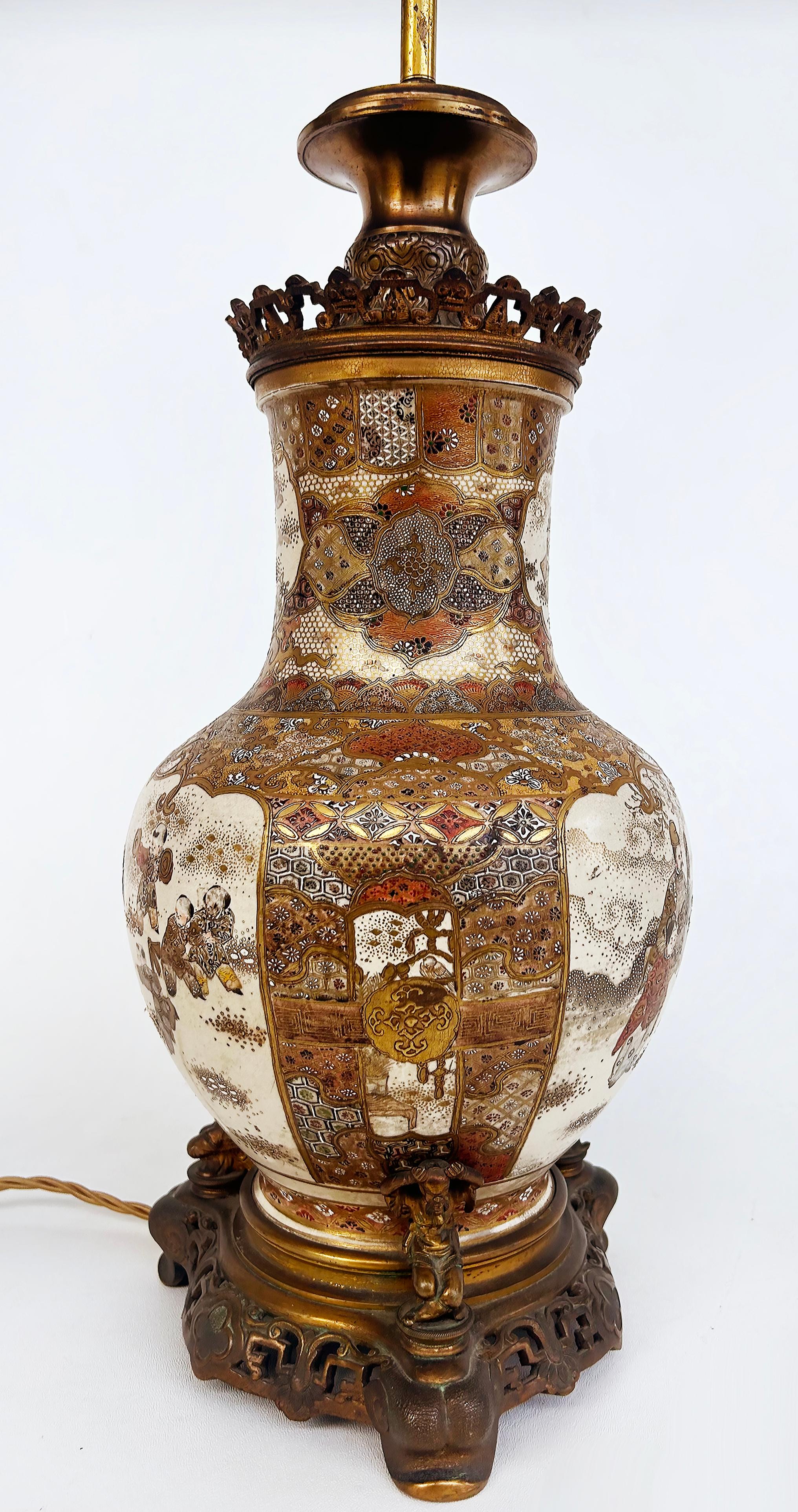 Poterie Paire de vases japonais Satsuma du XIXe siècle montés en lampes, montures en bronze doré en vente