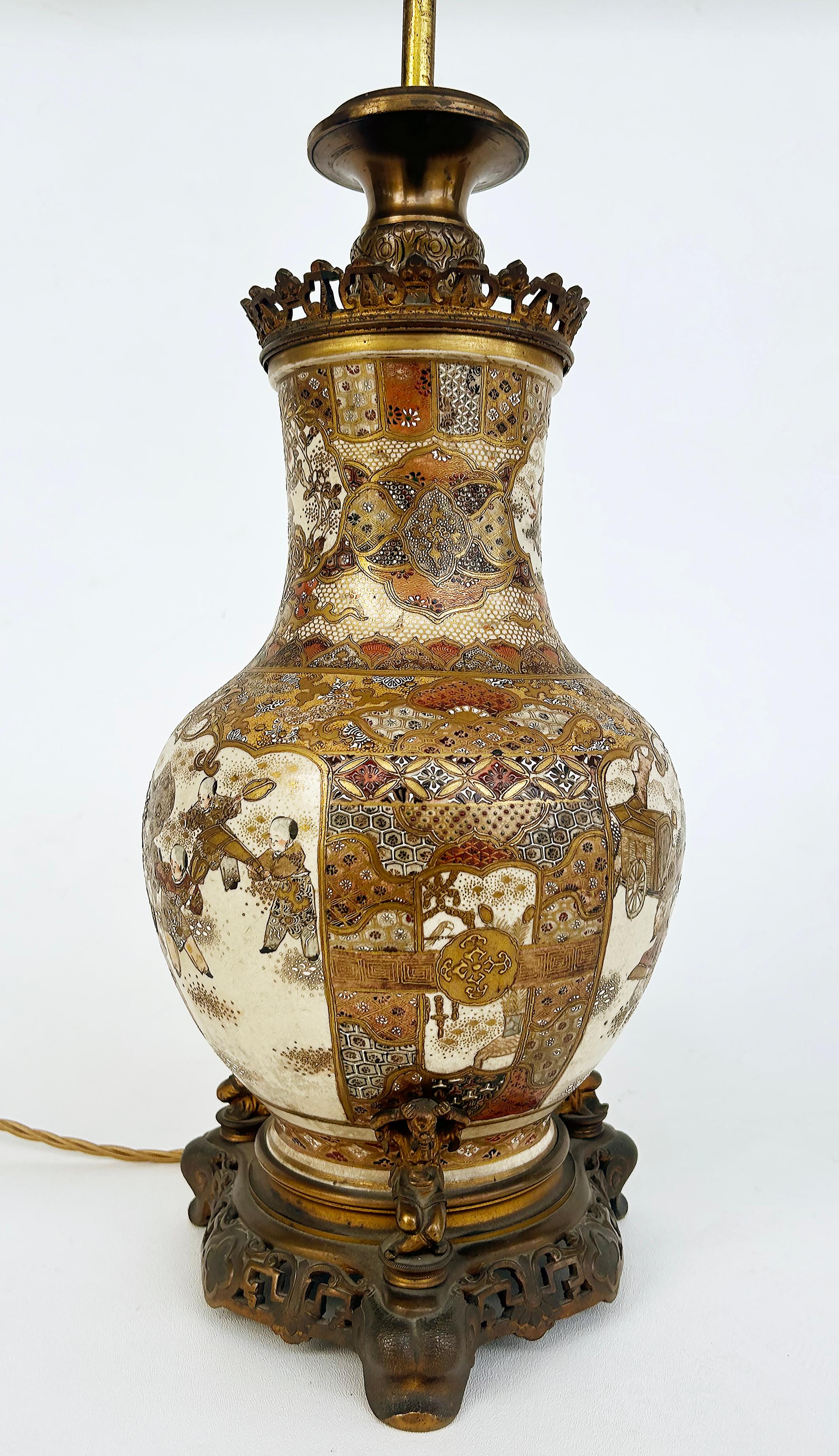 Paire de vases japonais Satsuma du XIXe siècle montés en lampes, montures en bronze doré en vente 1