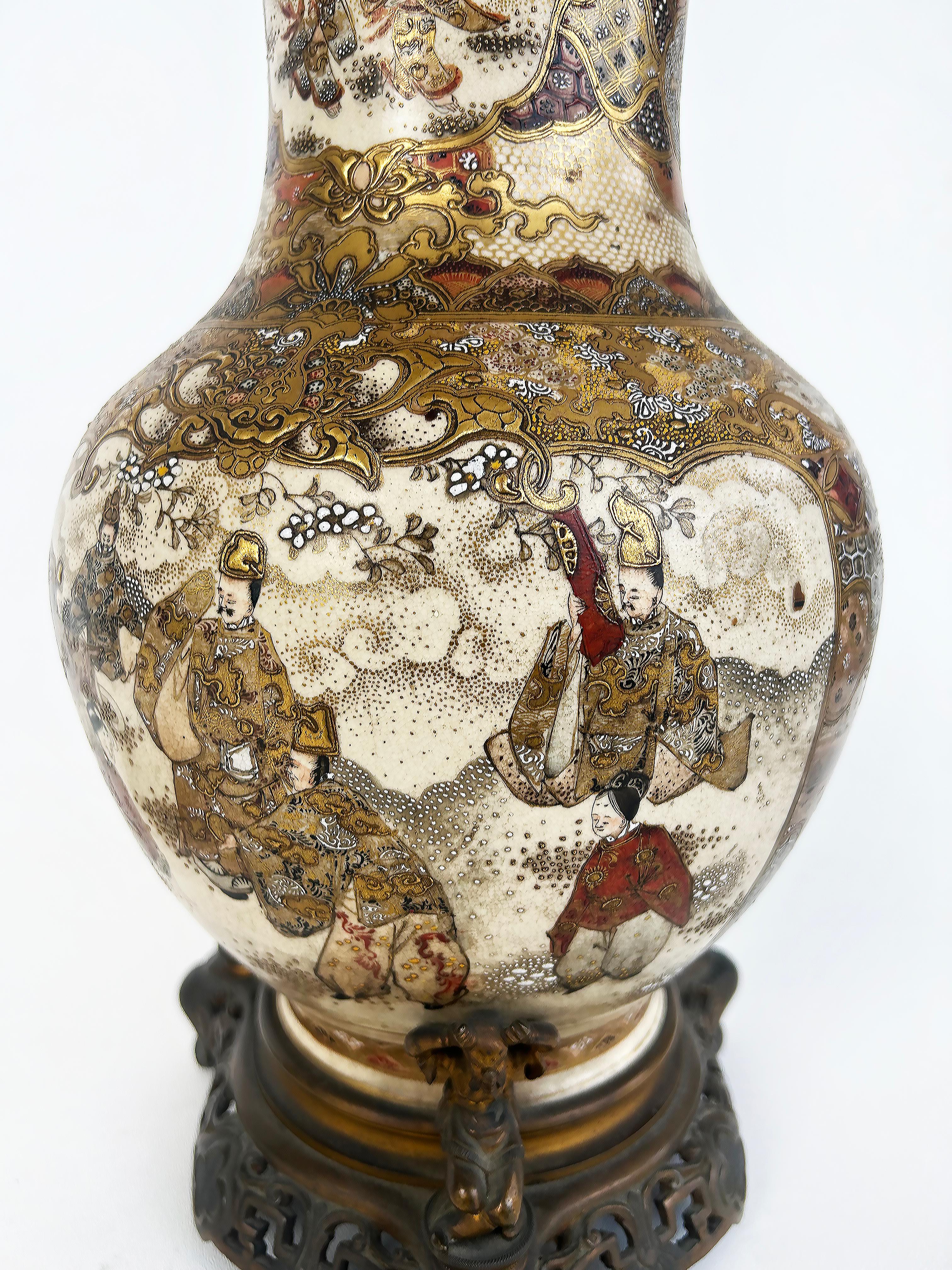 Paire de vases japonais Satsuma du XIXe siècle montés en lampes, montures en bronze doré en vente 2