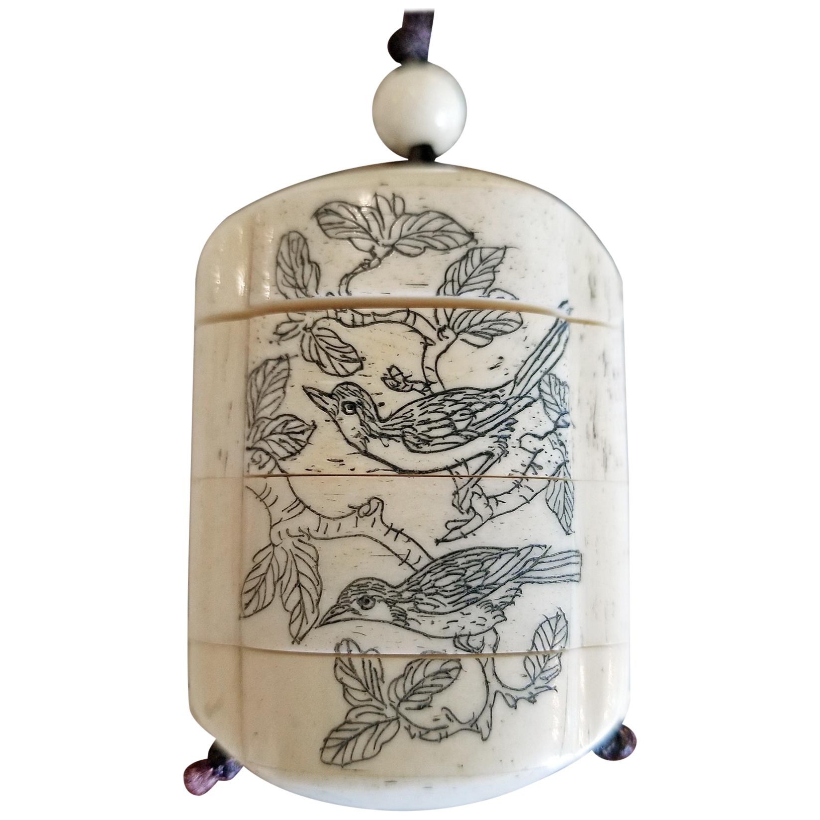 japanisches Knocheninro des 19. Jahrhunderts mit Vögeln und erotischen Szenen:: signiert