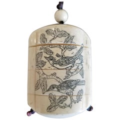inro en os signé du 19ème siècle avec des oiseaux et des scènes érotiques