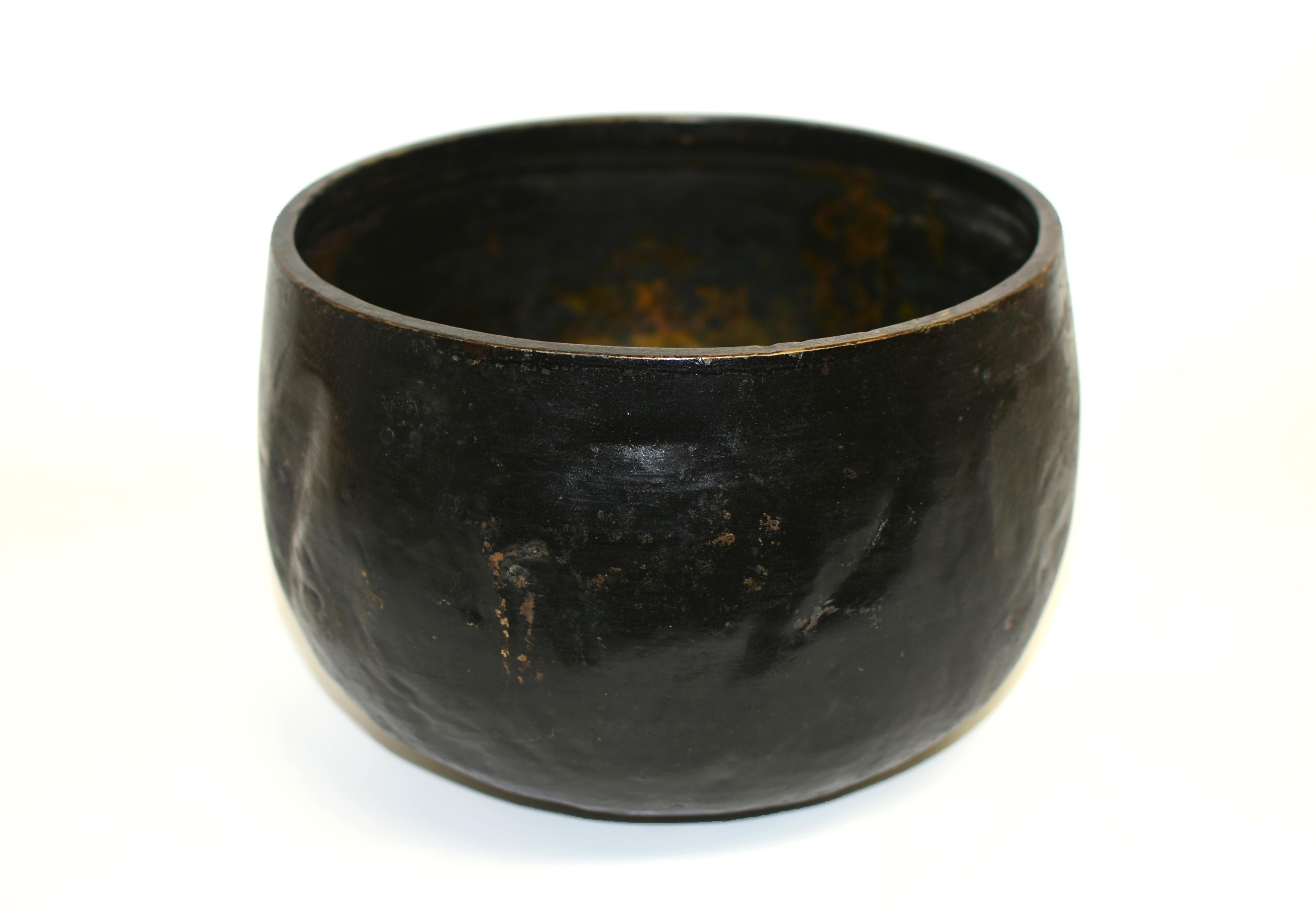 Niché dans le secret du temps, un ancien bol chantant de temple japonais résonne d'histoire et de Revere. Fabriqué à la main, son extérieur raconte l'histoire des générations passées, tandis que l'intérieur présente une splendide patine aux couleurs