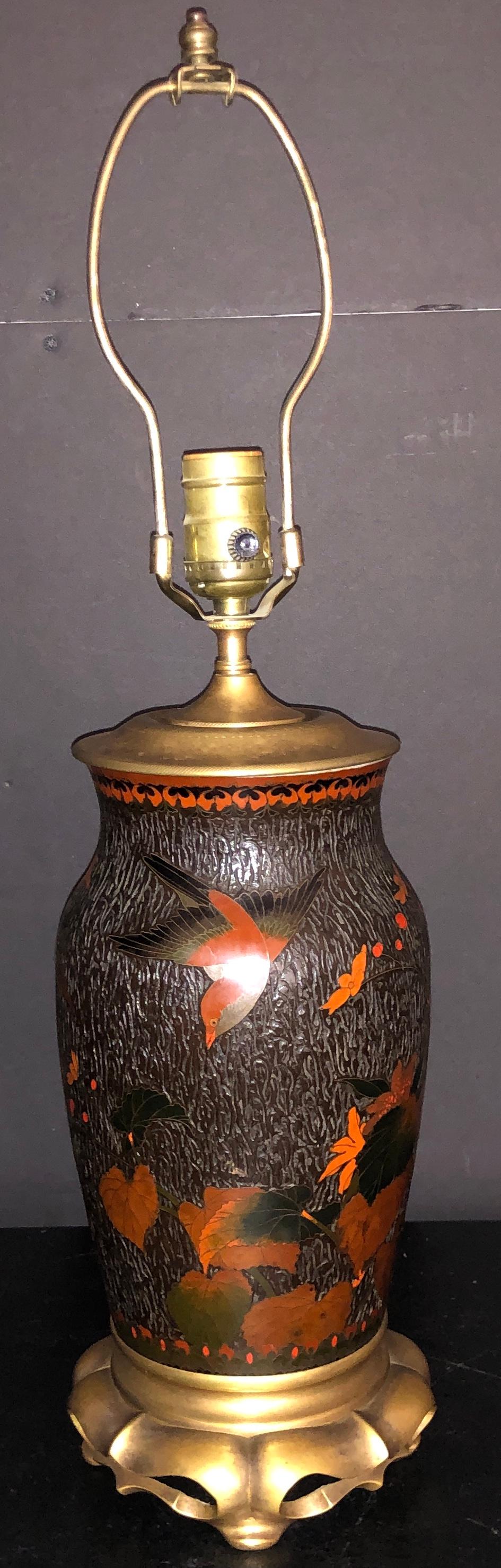 Antique vase Cloissoné en écorce d'arbre Totai Shippo du 19e siècle monté en lampe sur une base en bronze doré. Période Meiji.
13