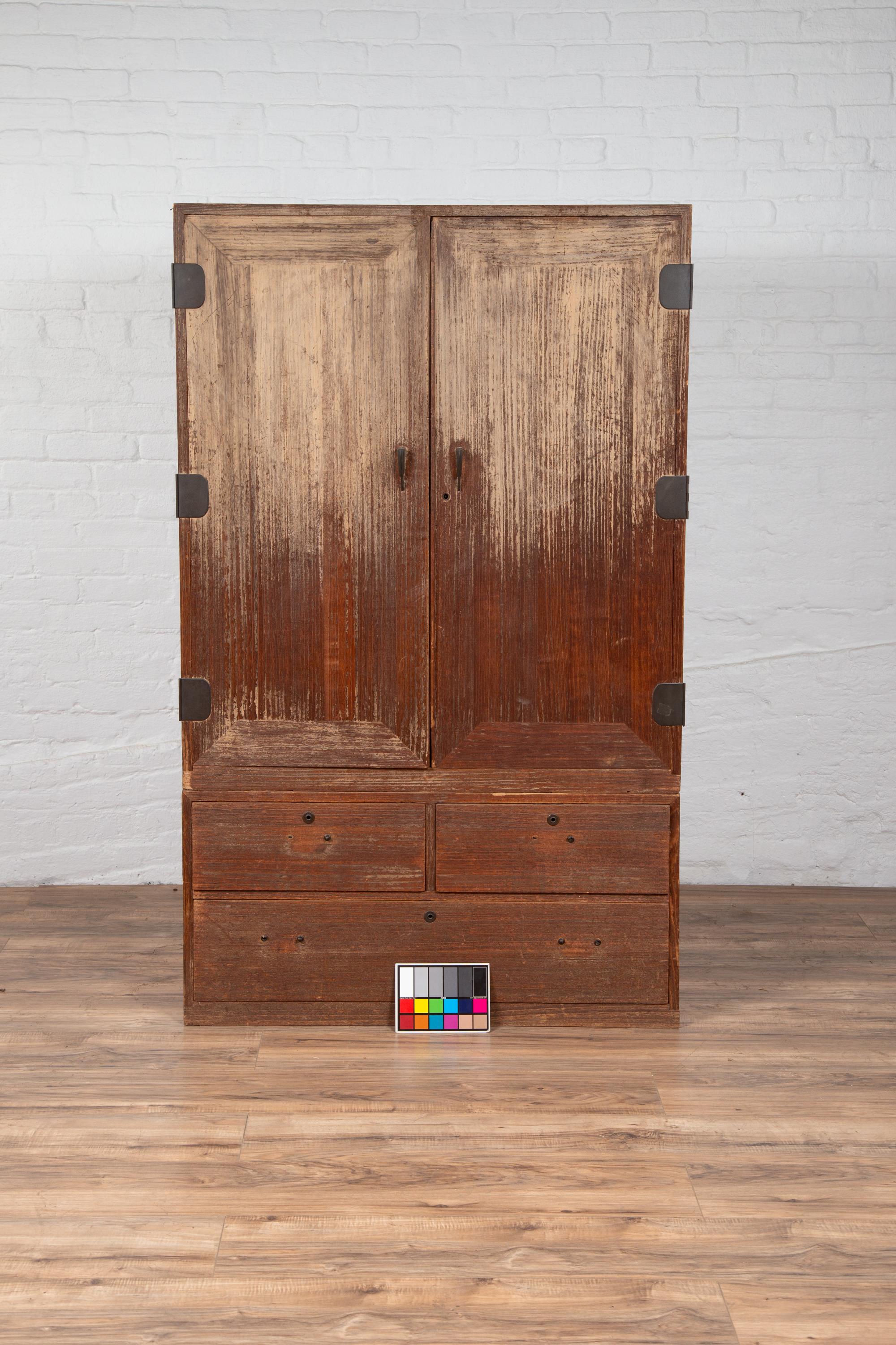 Armoire japonaise du 19ème siècle en bois Kiri à deux sections avec finition dégradée 4