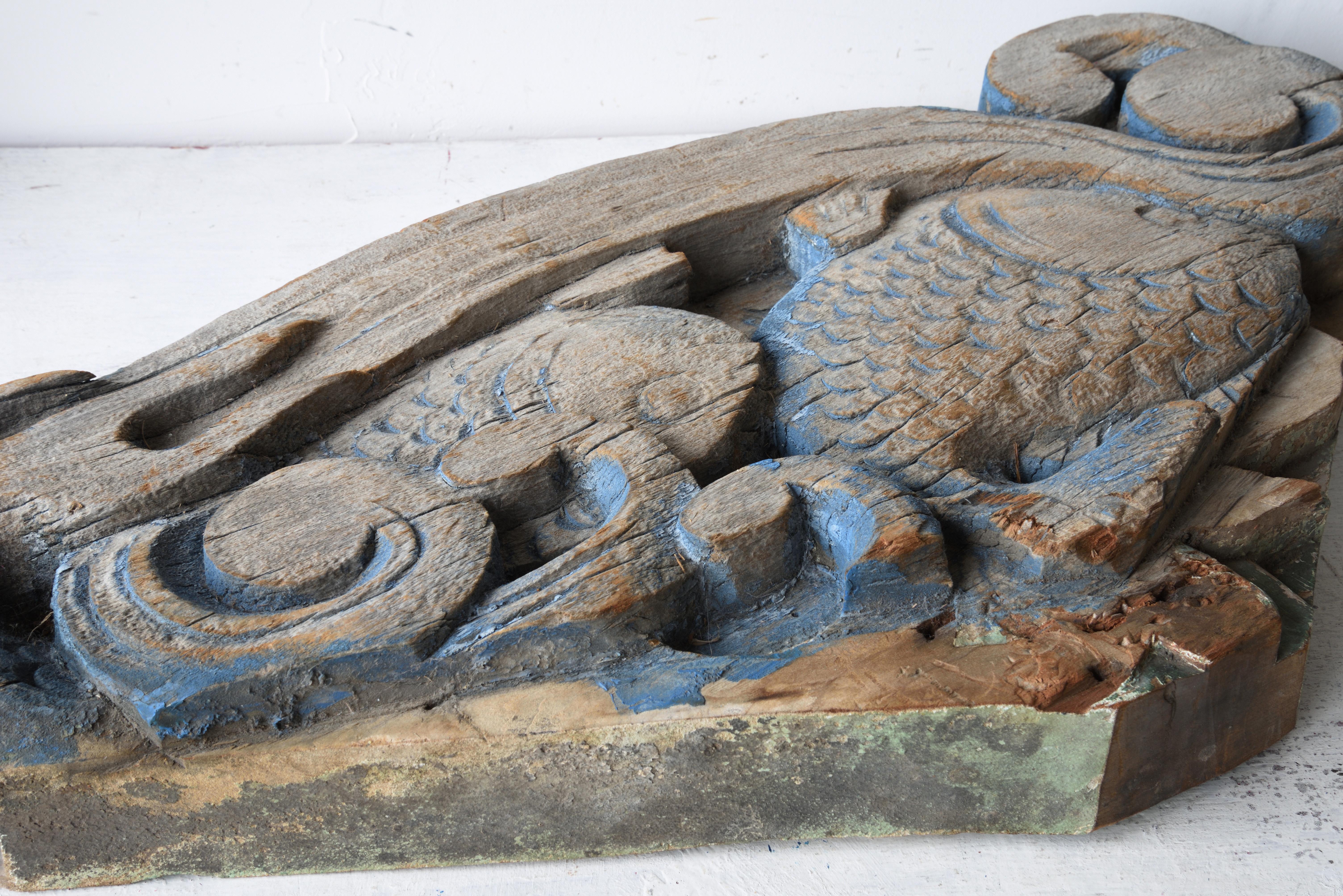 19th century Japanese Wood Carving Temple Shrine Sea Breams and Wave Decoration In Distressed Condition For Sale In Chiba, JP