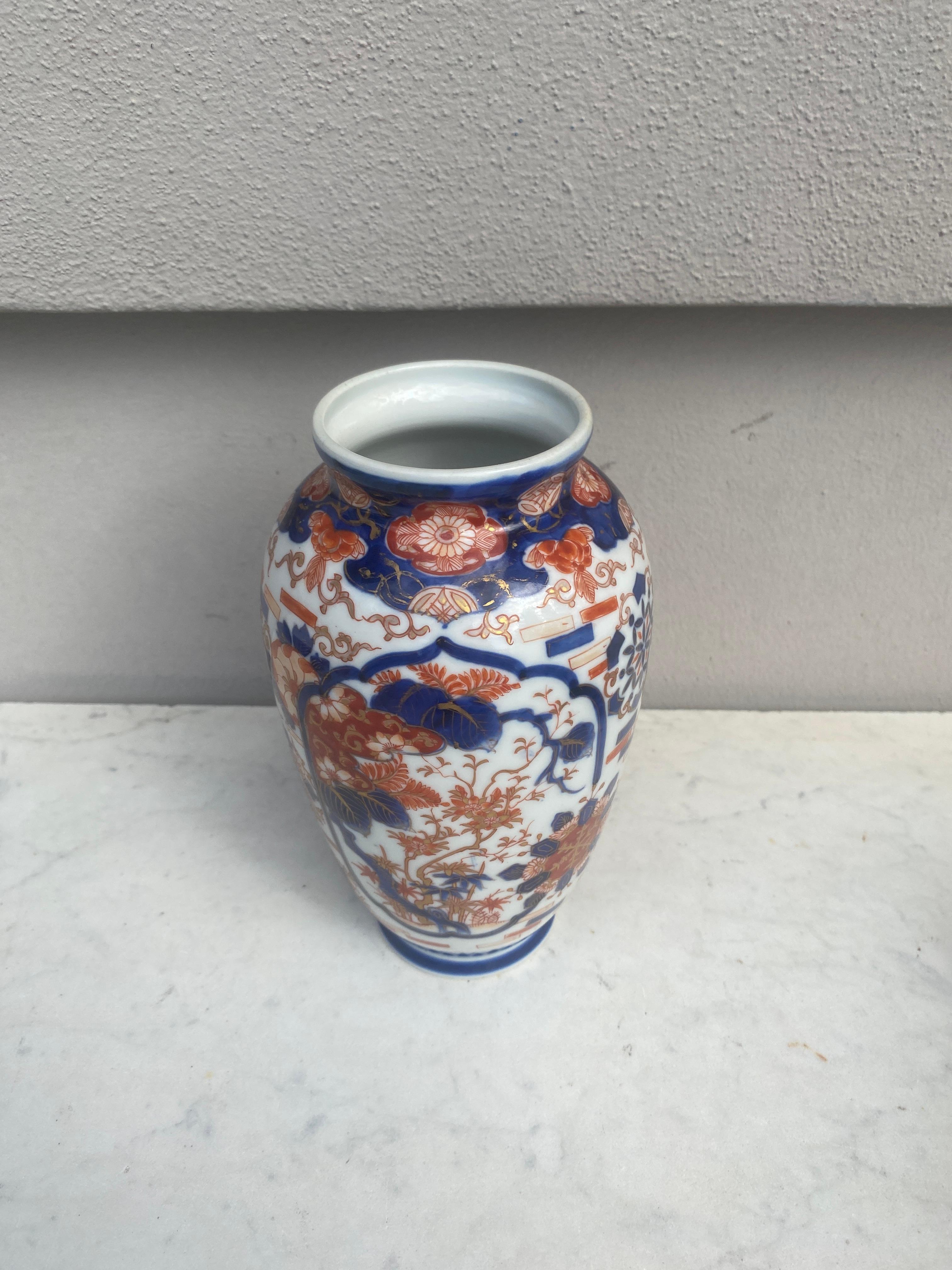 Japanische Imari-Vase aus dem 19. Jahrhundert.
Höhe / 8,5 Zoll.