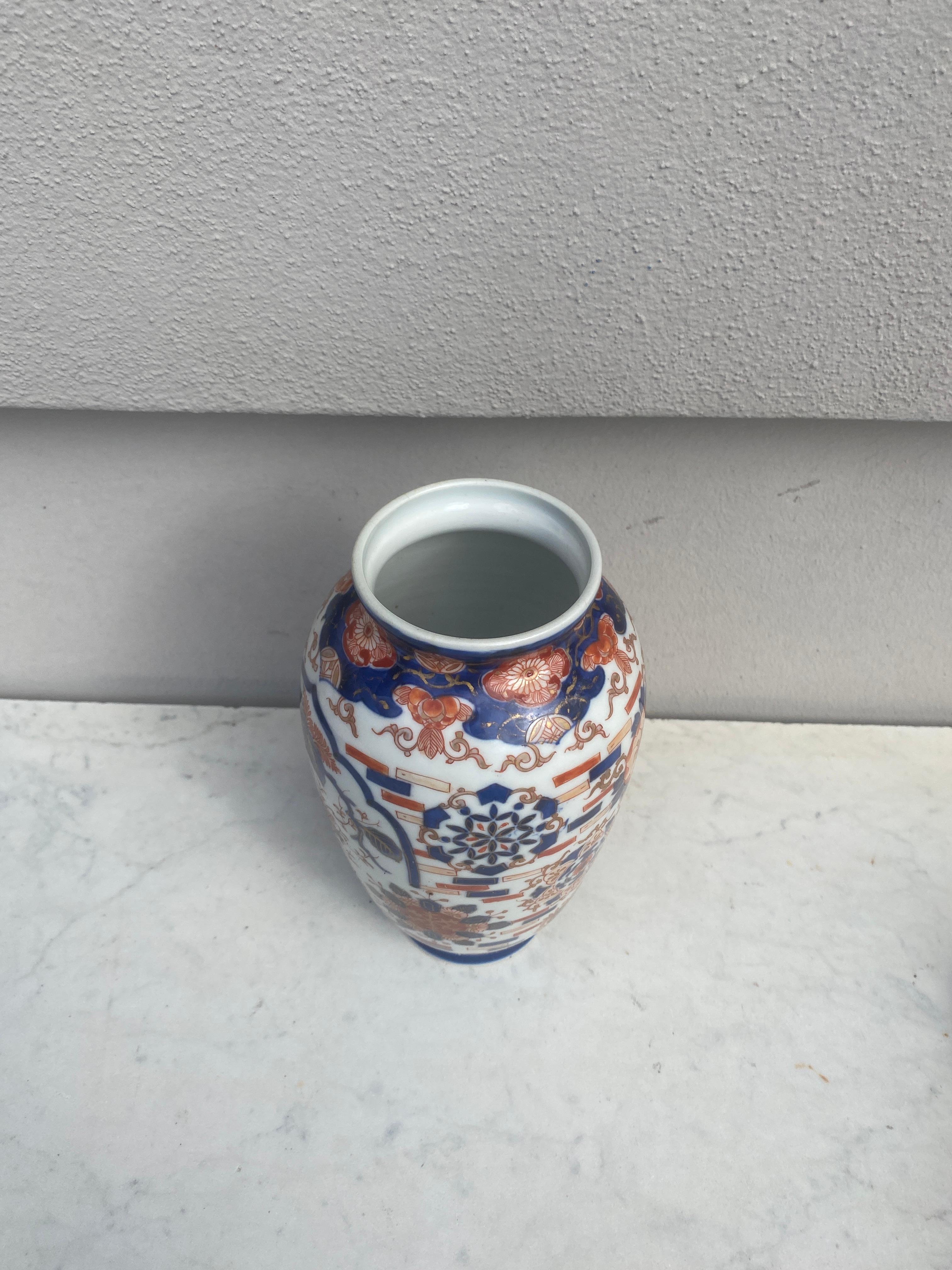 19th Century Japonese Imari Vase In Good Condition For Sale In Austin, TX