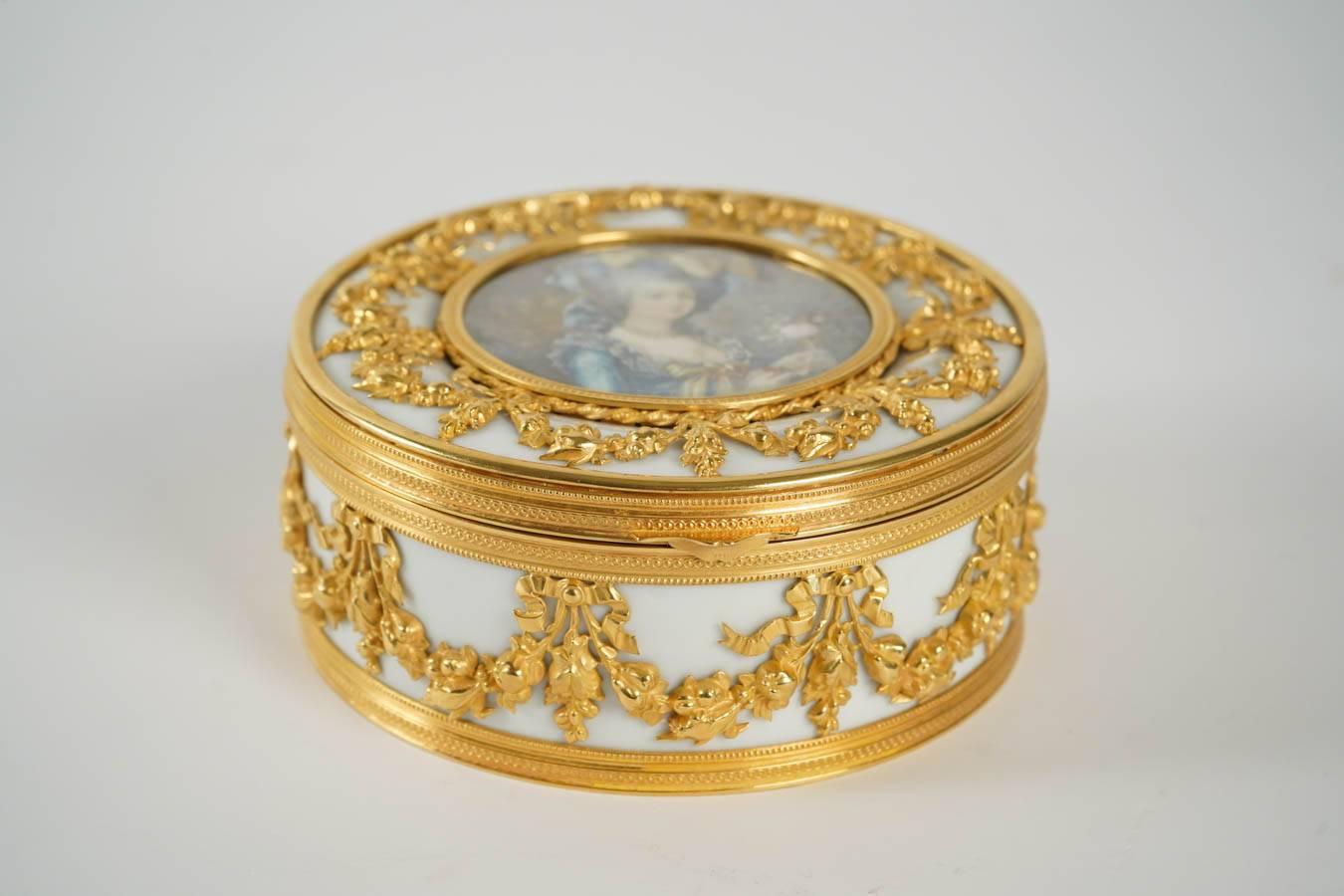 High quality French round jewelry casket with porcelain and gilt bronze
in the middle miniature nicely painted.