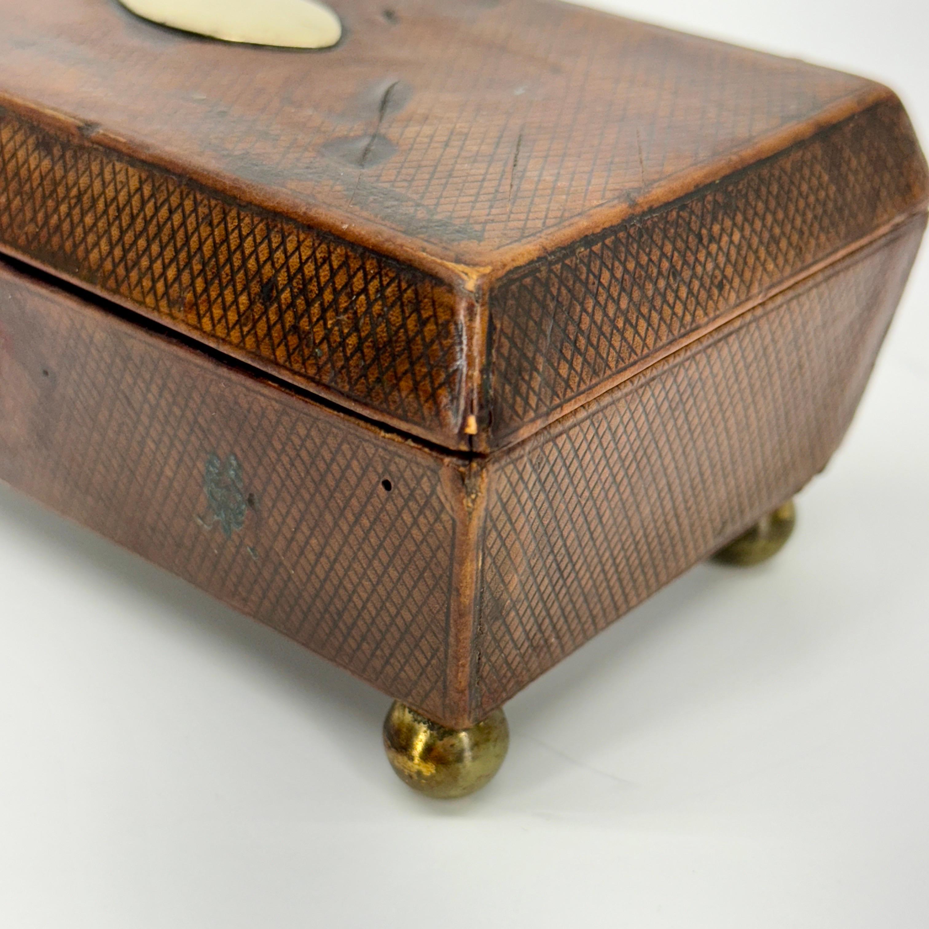 Boîte à bijoux du 19e siècle en cuir avec motif de diamants  en vente 3