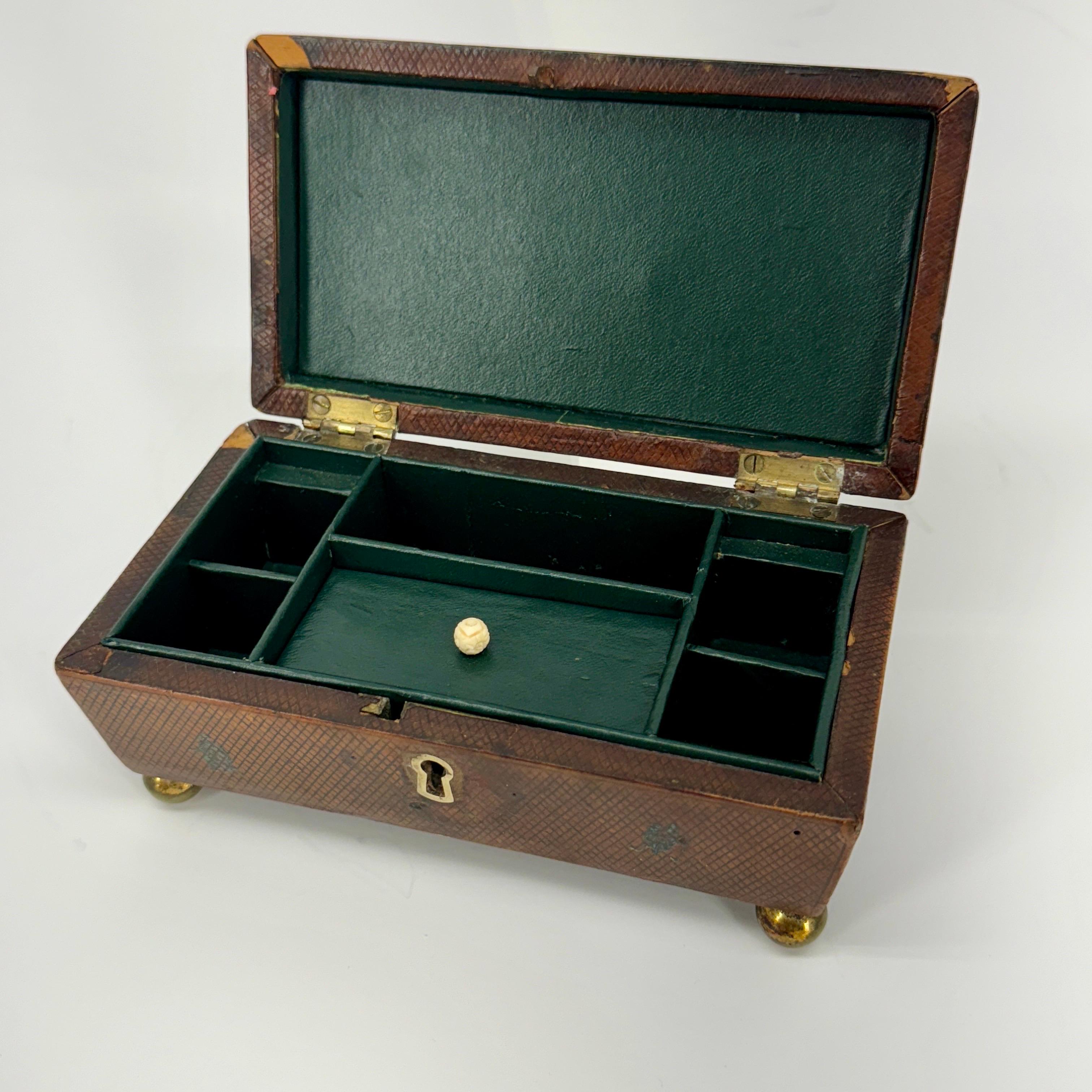 Boîte à bijoux du 19e siècle en cuir avec motif de diamants  en vente 6