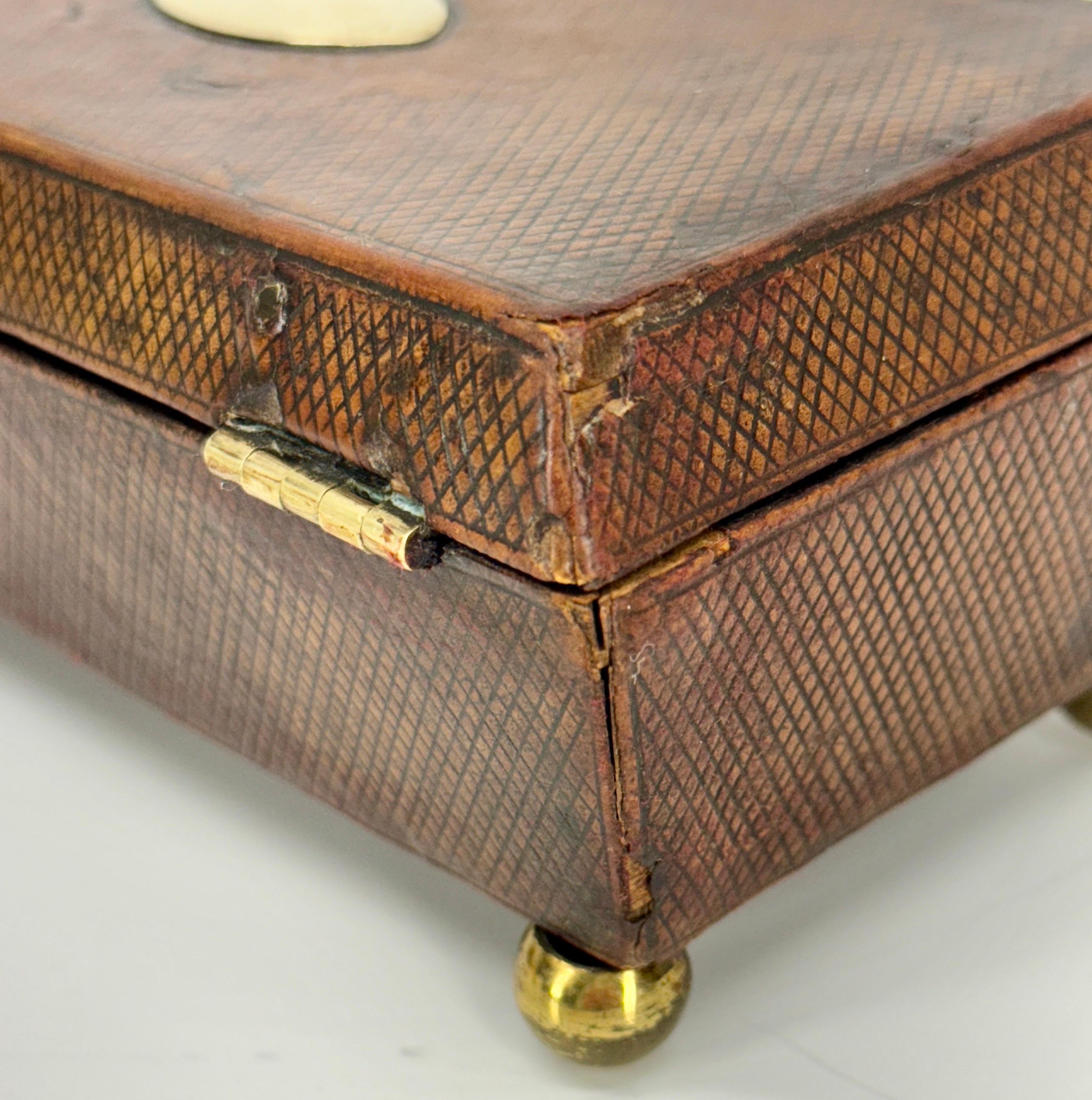 Boîte à bijoux du 19e siècle en cuir avec motif de diamants  en vente 8