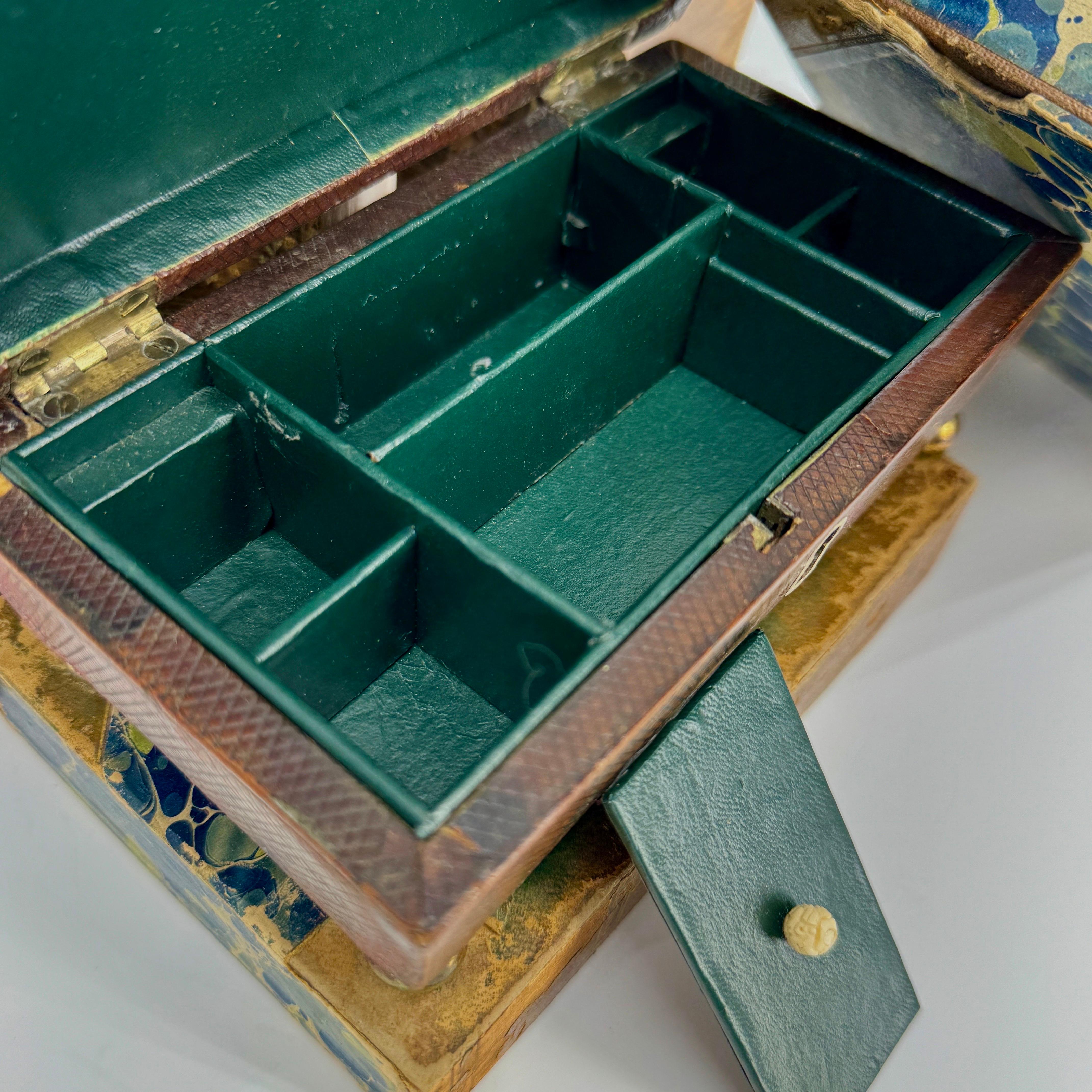 Boîte à bijoux du 19e siècle en cuir avec motif de diamants  en vente 9