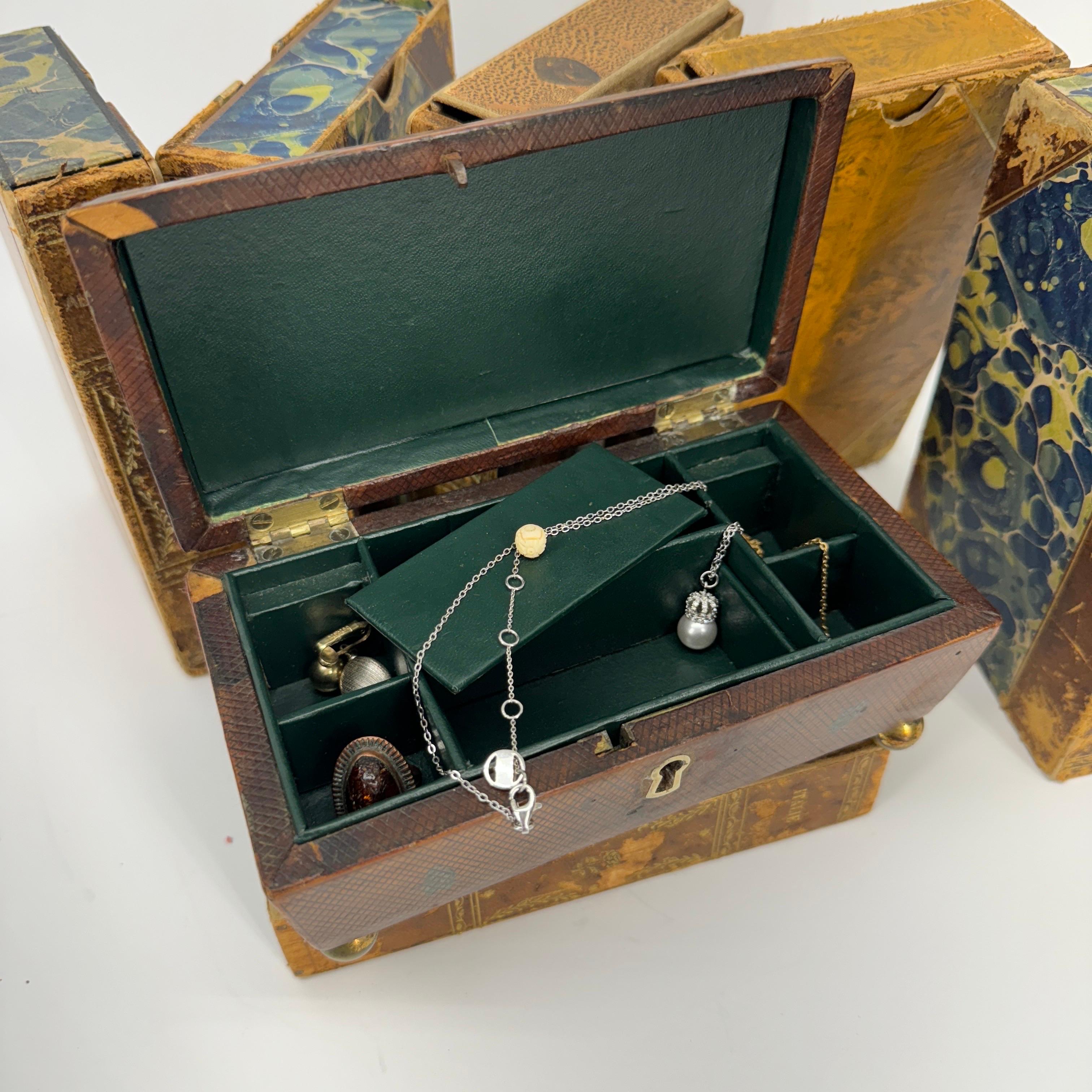 Empire Boîte à bijoux du 19e siècle en cuir avec motif de diamants  en vente
