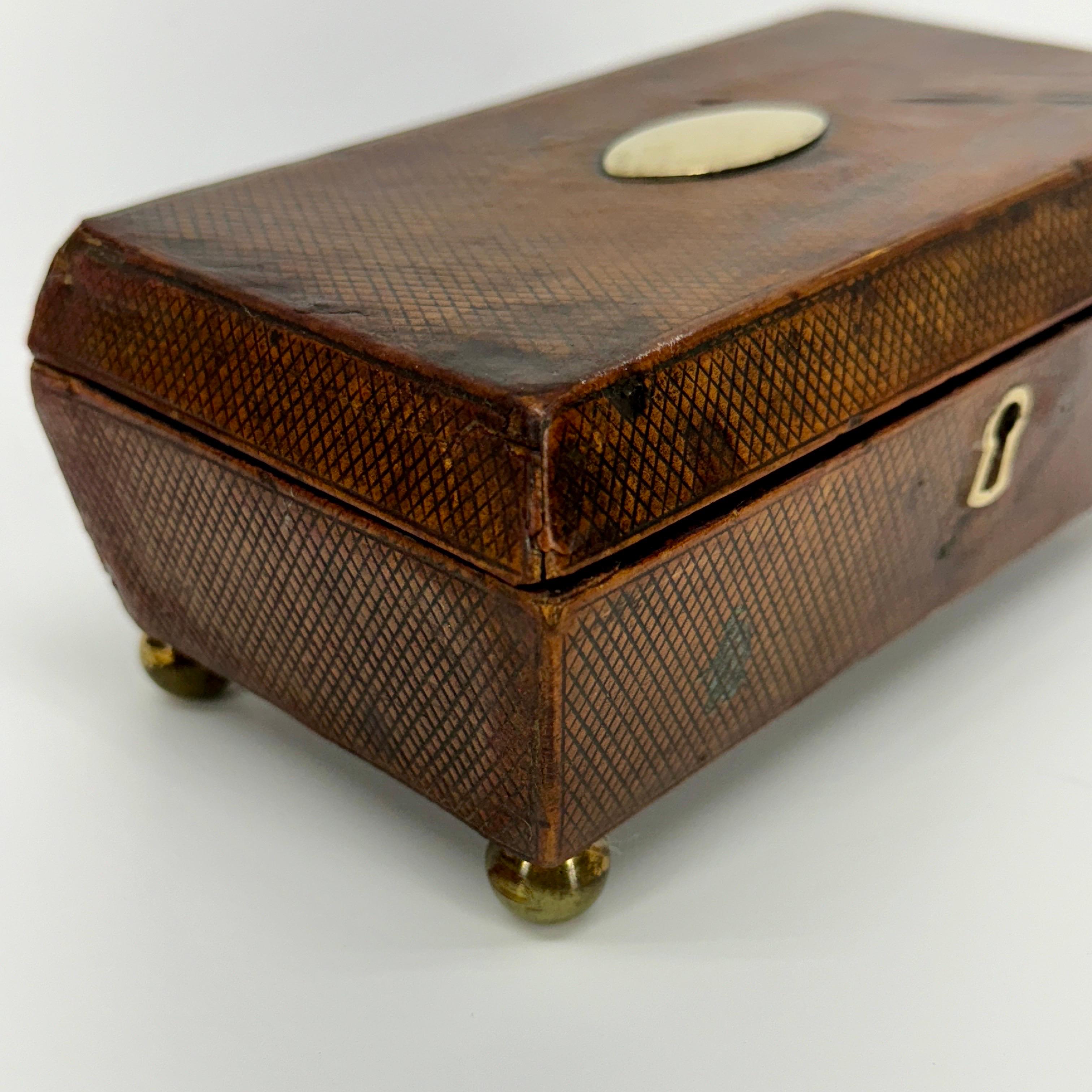 Boîte à bijoux du 19e siècle en cuir avec motif de diamants  en vente 1
